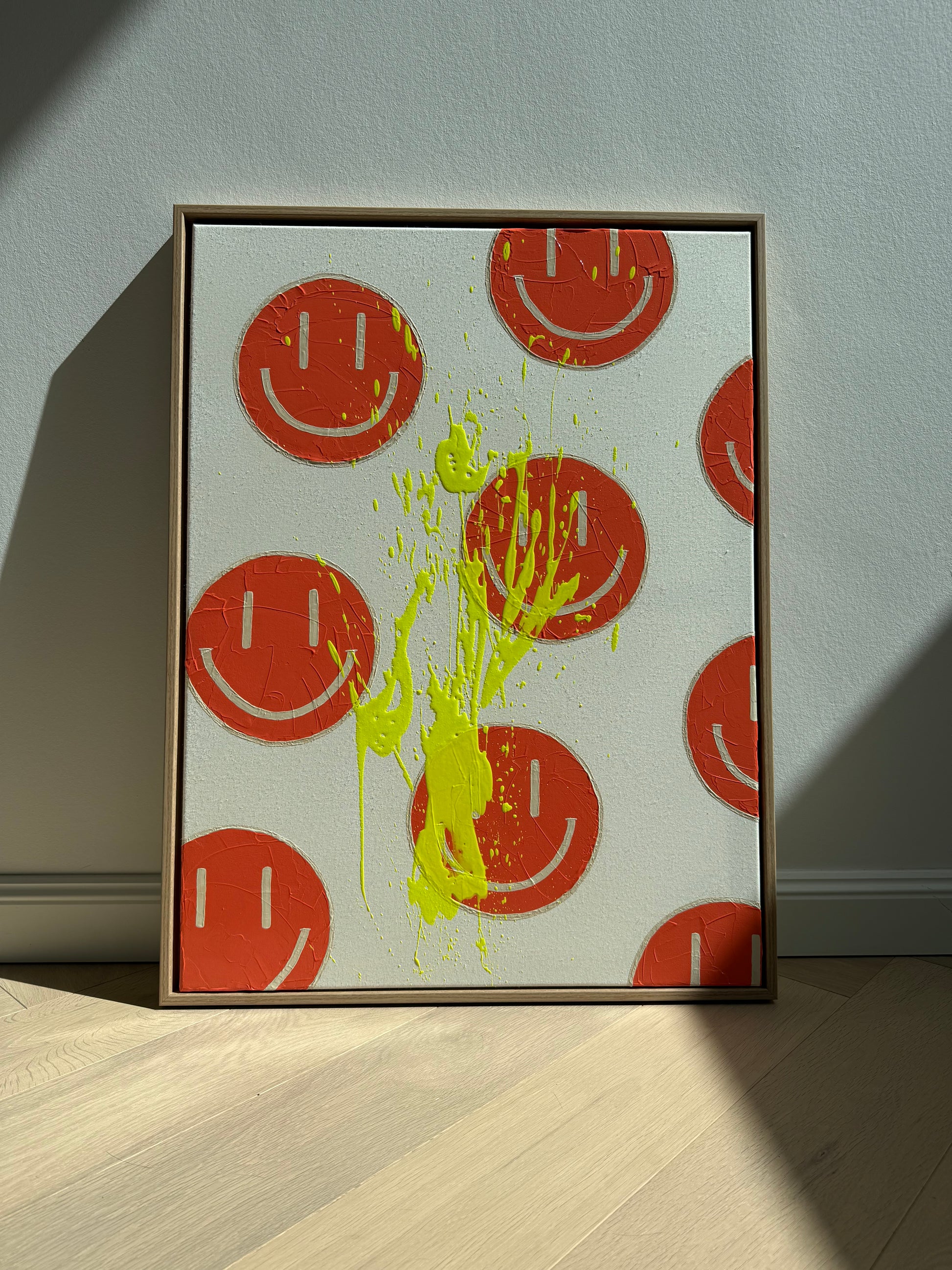 Aufnahme von HAPPY #18 in einem hellen modernen Raum mit Holzboden, natürlichem Licht und farblich passenden Dopamine Decor Elementen