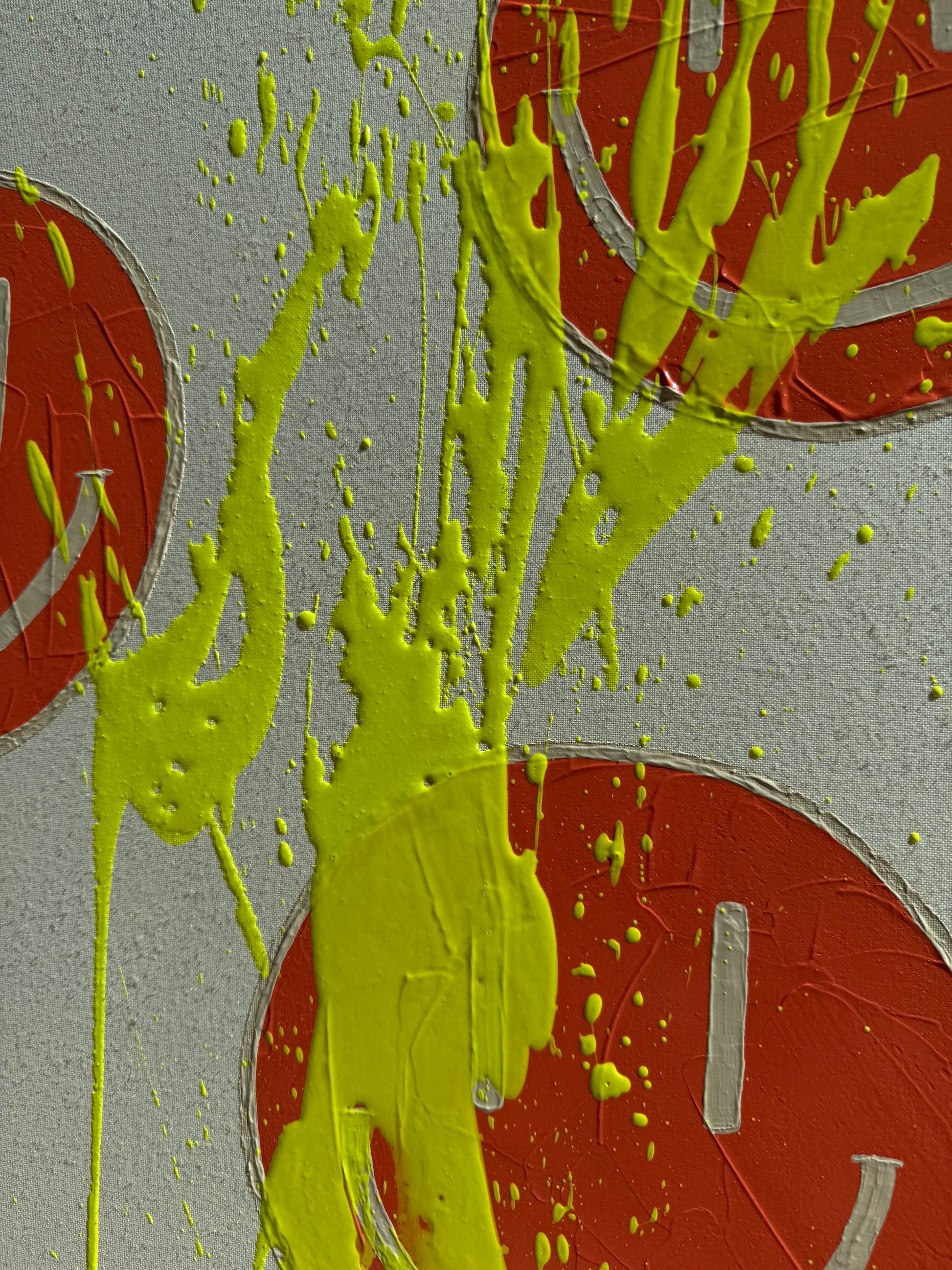 Nahaufnahme von HAPPY #18 mit neongelben Spritzern über orangenen Happy-Faces und strukturierter Acryloberfläche
