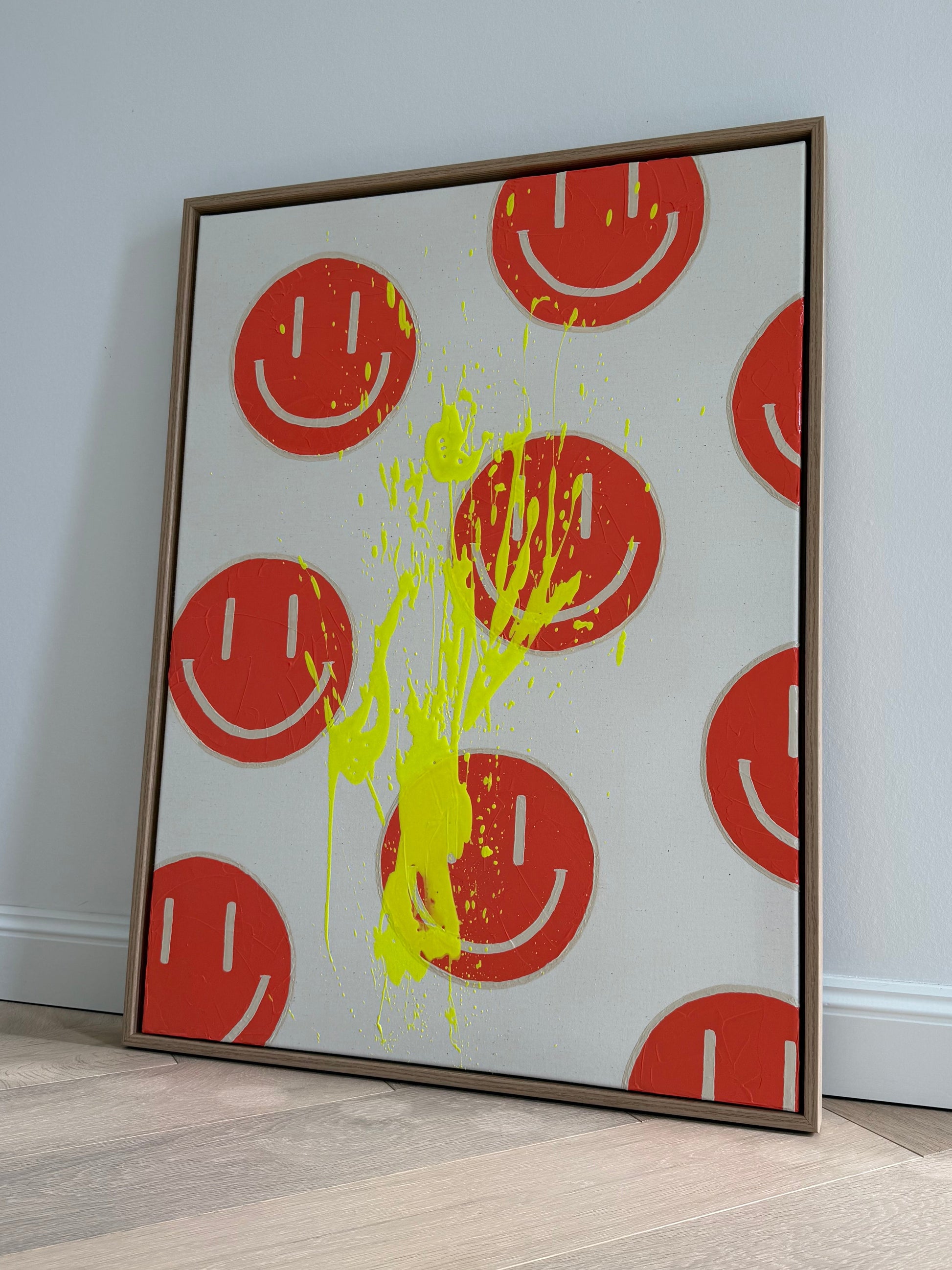 HAPPY #18, abstraktes Happy-Face Acrylbild in Orange und Neongelb auf roher Leinwand, 60 × 80 cm im Schattenfugenrahmen Eiche Natur