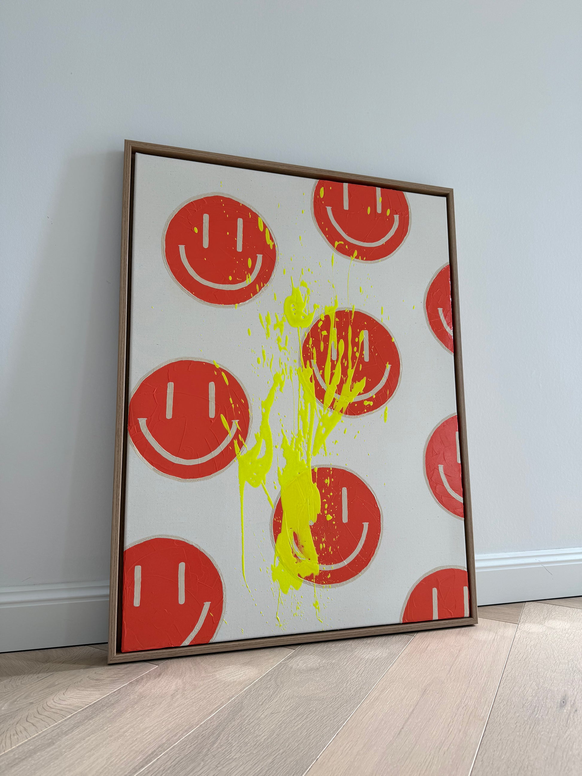 HAPPY #18 seitlich fotografiert im Schattenfugenrahmen Eiche Natur, modernes Happy-Face Kunstwerk auf roher Leinwand