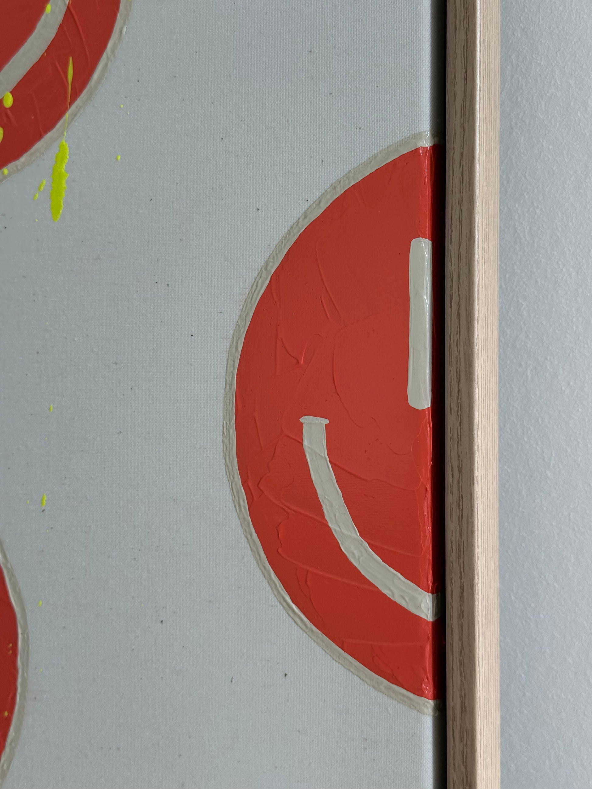 Nahaufnahme von HAPPY #18 mit angeschnittenem orangenen Happy-Face am Bildrand und sichtbarer Textur auf roher Leinwand