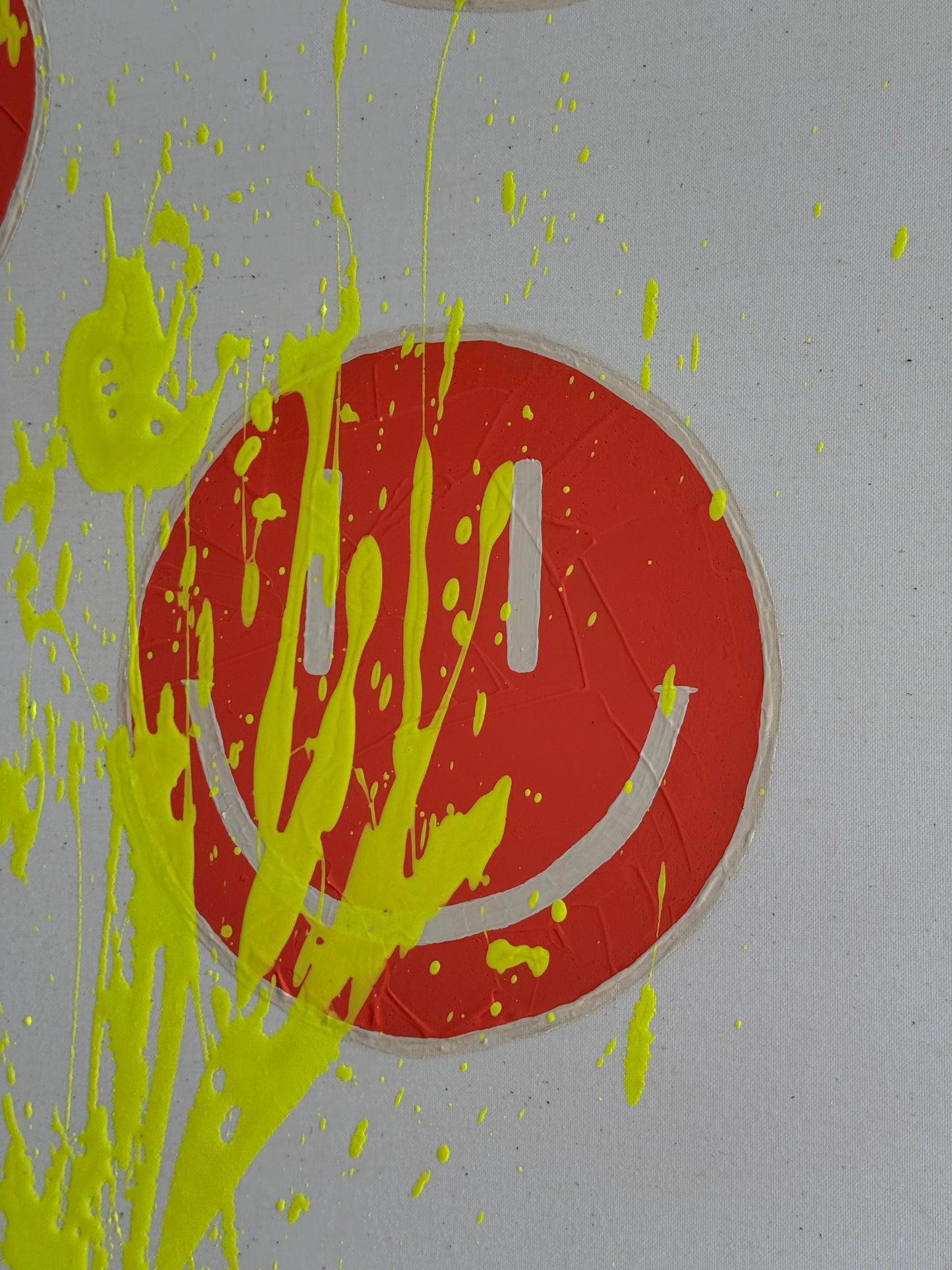 Detailfoto von HAPPY #18 mit orangenen Happy-Faces, neongelbem Highlight und sichtbarer Textur der Acrylfarbe