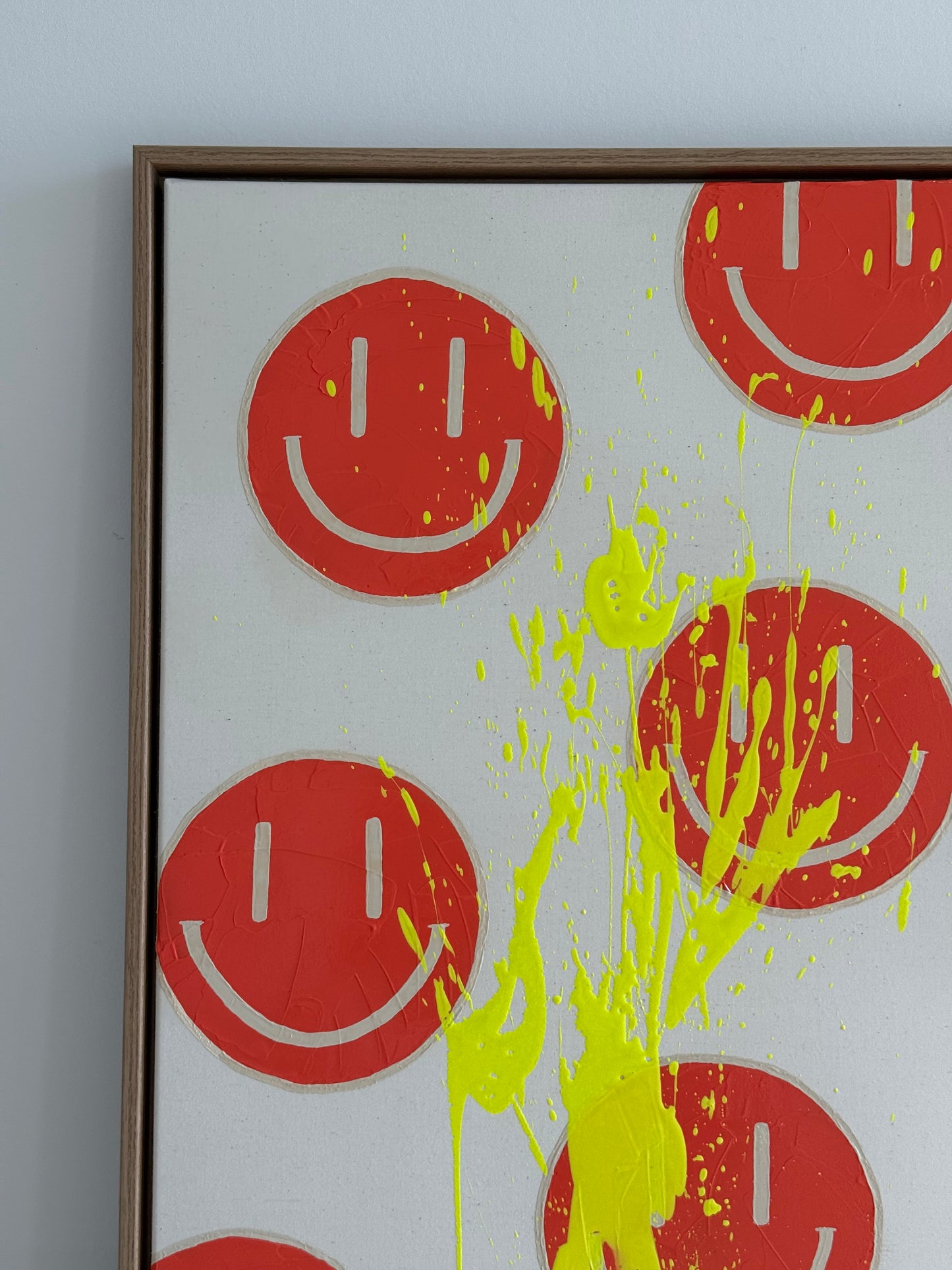 Detailfoto von HAPPY #18 mit orangenen Happy-Faces, glänzender Oberfläche und neongelben Farbspritzern auf roher Leinwand