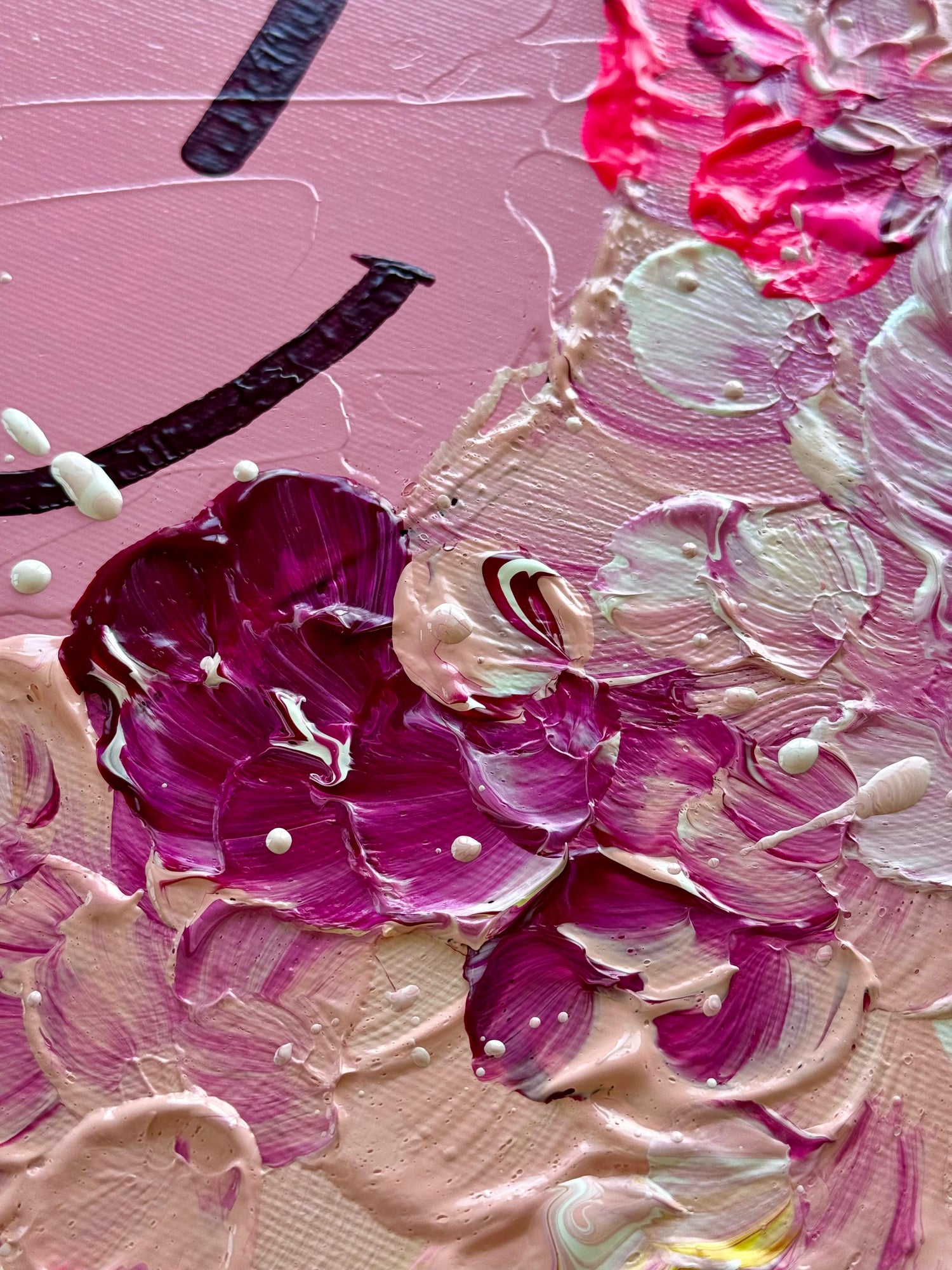 Detailaufnahme des Prozesses vom Auftragskunstwerk HAPPY #20 – FLORALS INFUSED mit rosa Happy-Face und floraler Acrylstruktur in Pink, Rosé und Weiß.