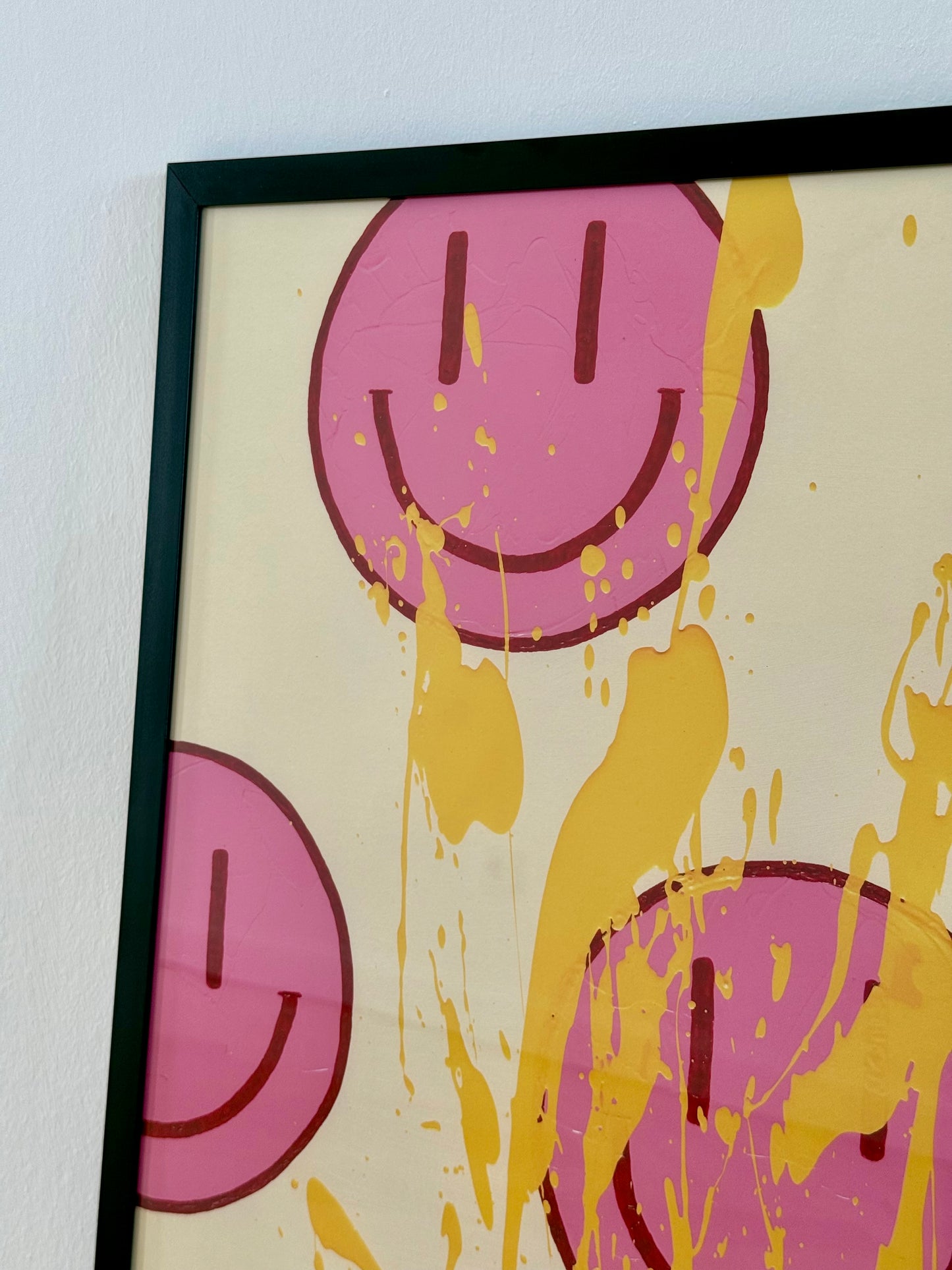 Nahaufnahme der oberen Bildhälfte von HAPPY #22 mit pinkfarbenen Happy-Faces, bordeauxroten Linien und fließenden hellorangen Farbspritzern.