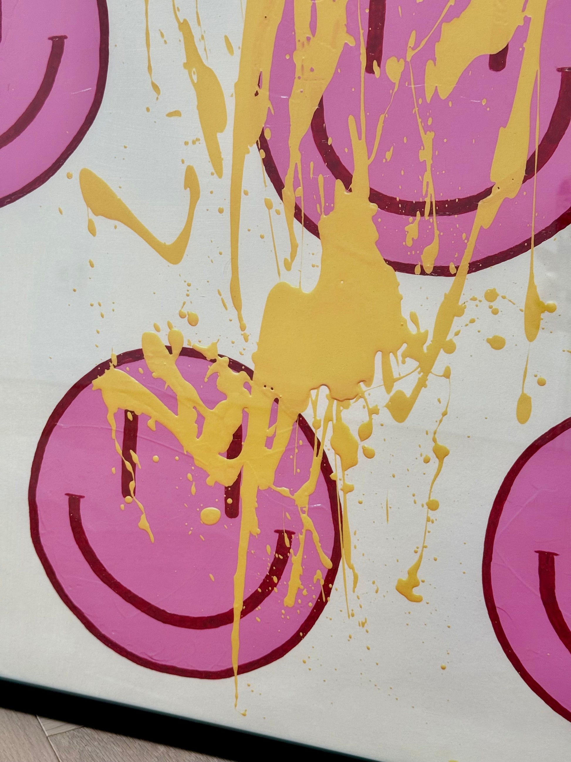 Detailaufnahme von HAPPY #22 mit pinkfarbenen Happy-Faces und ausdrucksstarken hellorangen Farbspritzern in der Bildmitte.