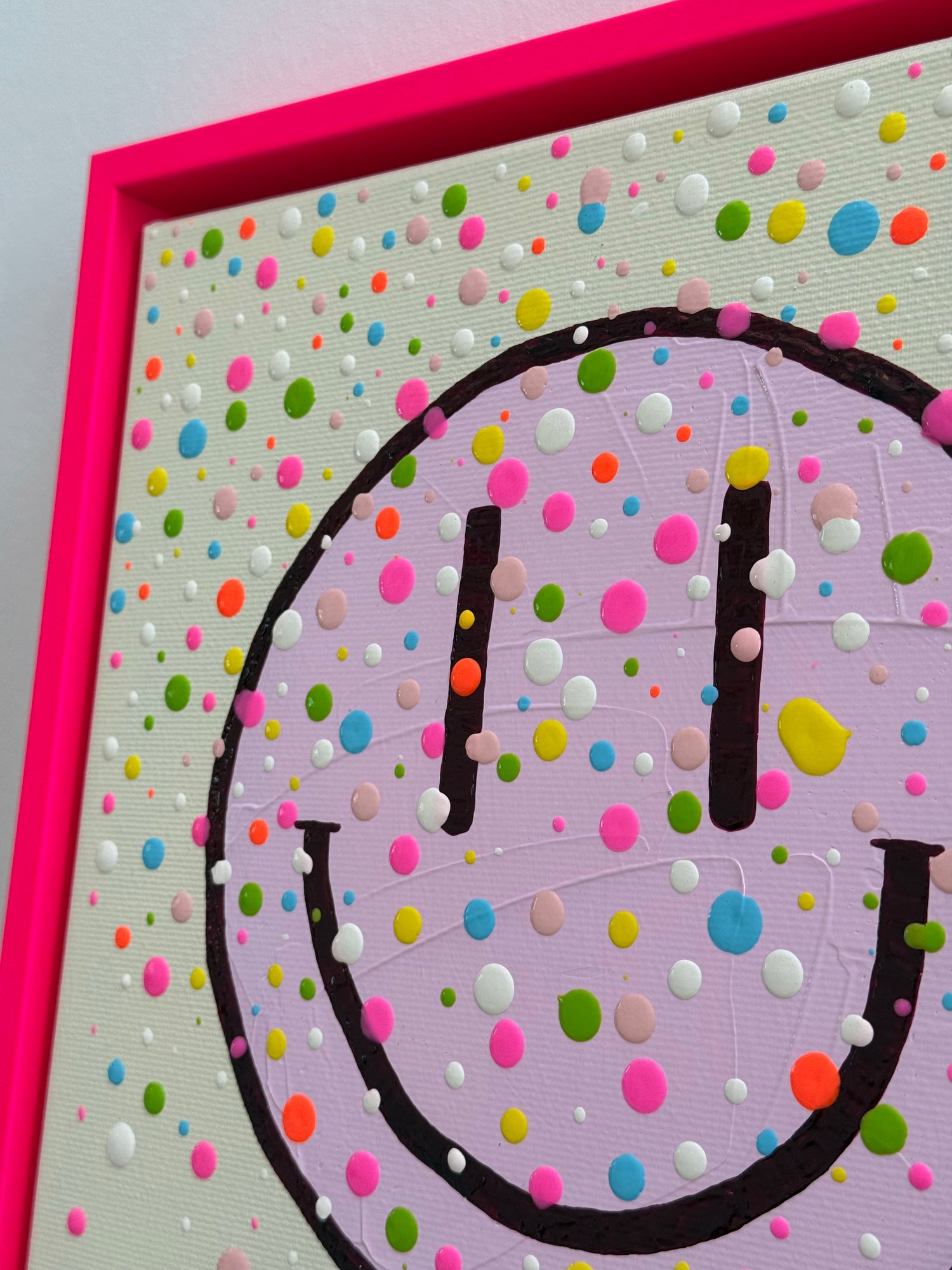 Oberer Ausschnitt von HAPPY #26 mit hellrosa Happy Face, farbenfrohen Konfettidetails und leuchtendem Schattenfugenrahmen in Neonpink.