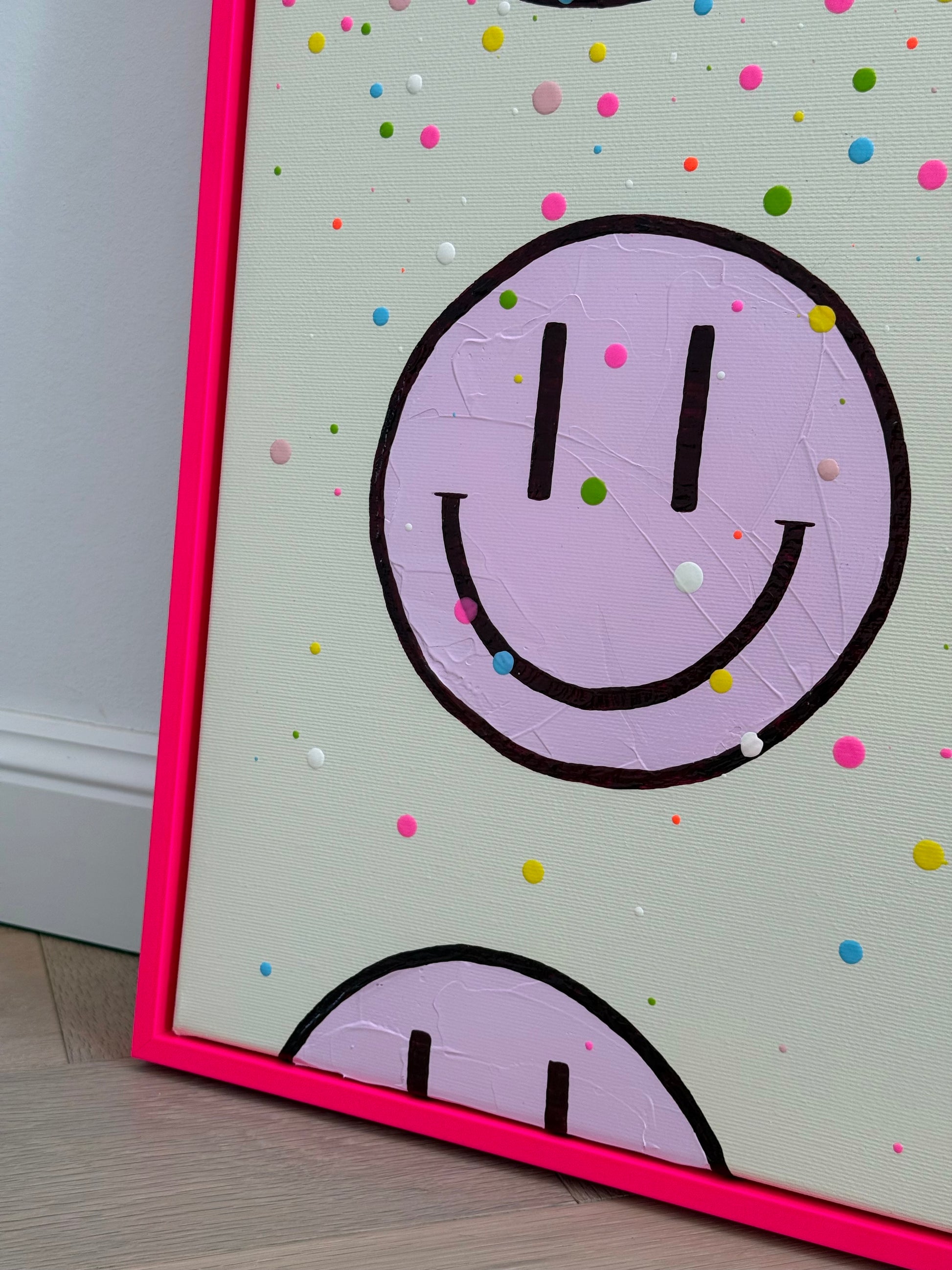Detailaufnahme eines hellrosa Happy Faces mit dichter Verteilung erhabener Farbtropfen in Pink, Orange, Blau, Grün, Gelb und Weiß.