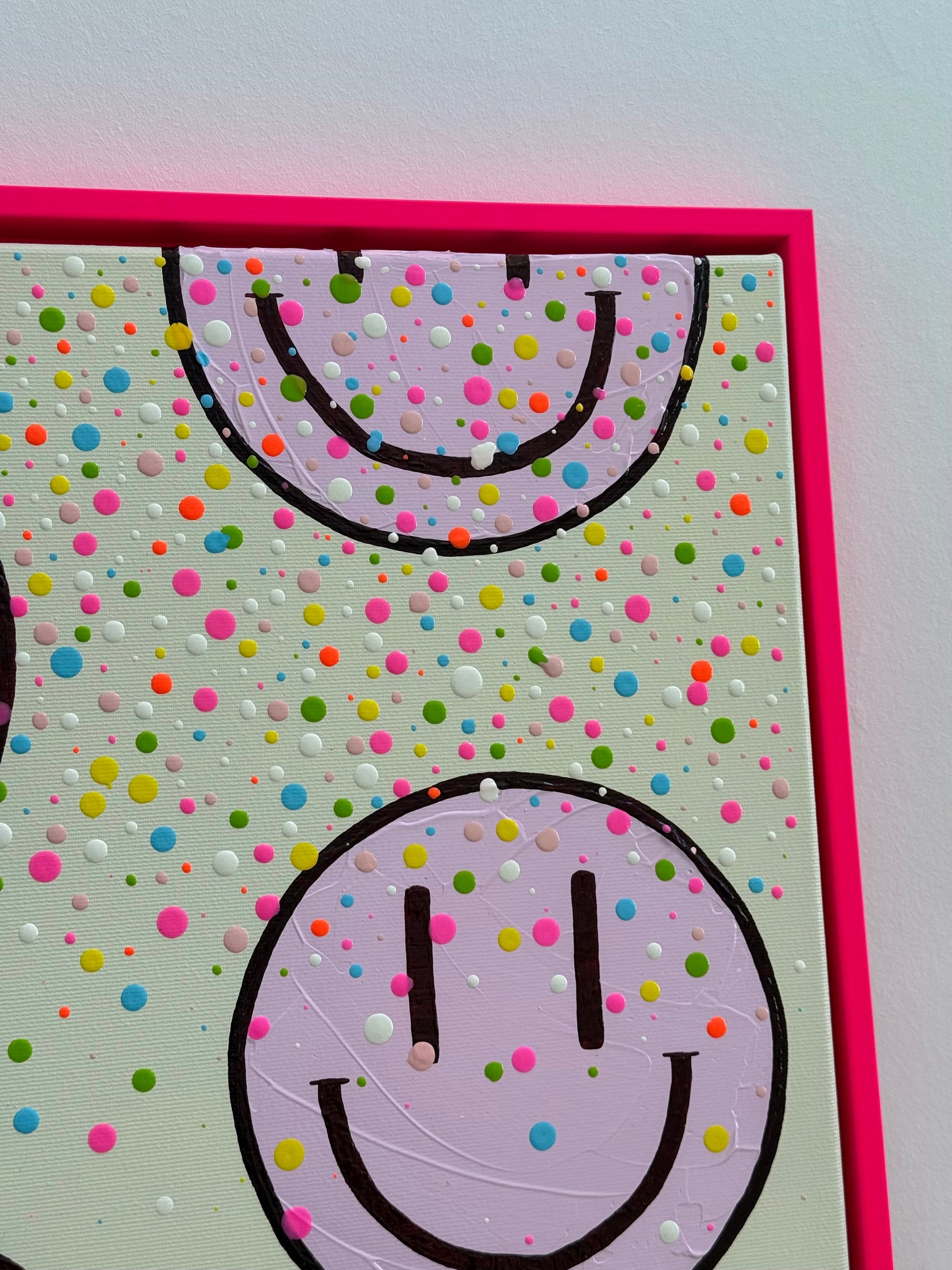 Detailansicht des Acrylbildes HAPPY #26 mit hellrosa Happy Faces, bunten Konfettipunkten und einem Schattenfugenrahmen in Neonpink.