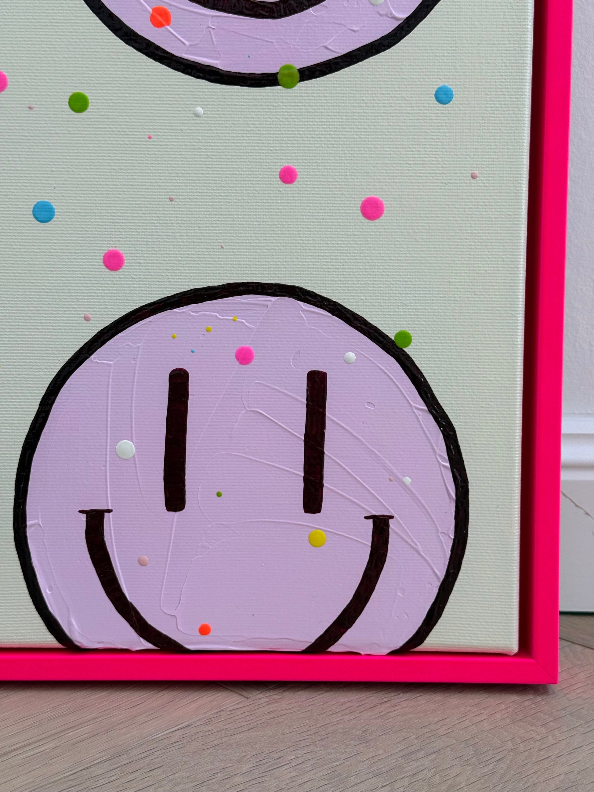 Detail des unteren Bildbereichs von HAPPY #26 mit einem großen hellrosa Happy Face, bunten Farbpunkten und neonpinkem Rahmen.