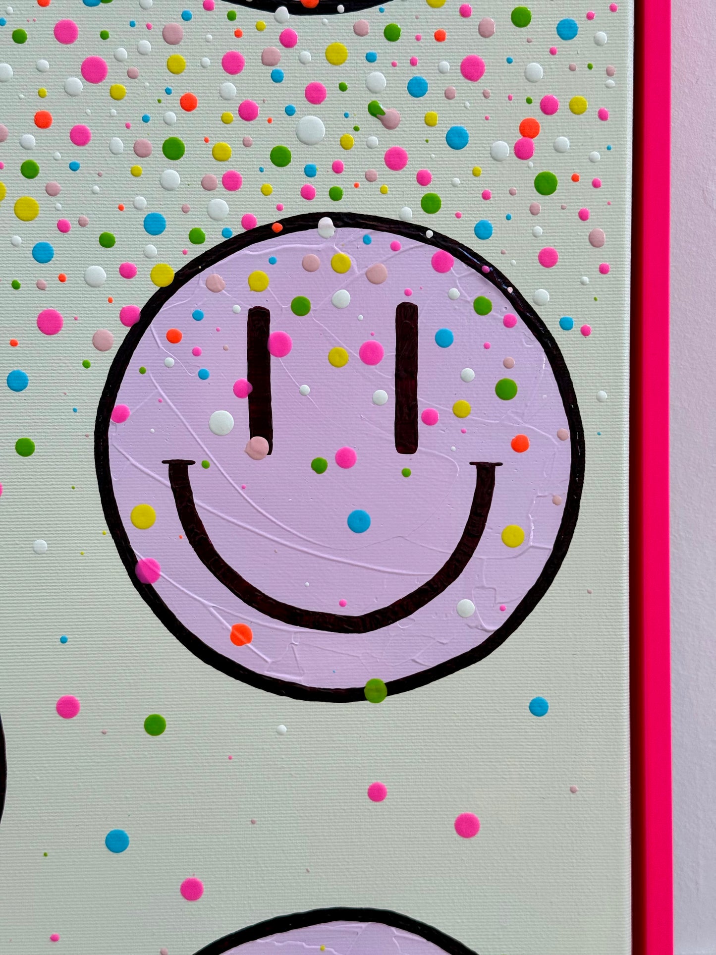 Nahaufnahme des unteren hellrosa Happy Faces von HAPPY #26 mit sichtbarer Acrylstruktur, einzelnen Farbtropfen und neonpinkem Rahmen.