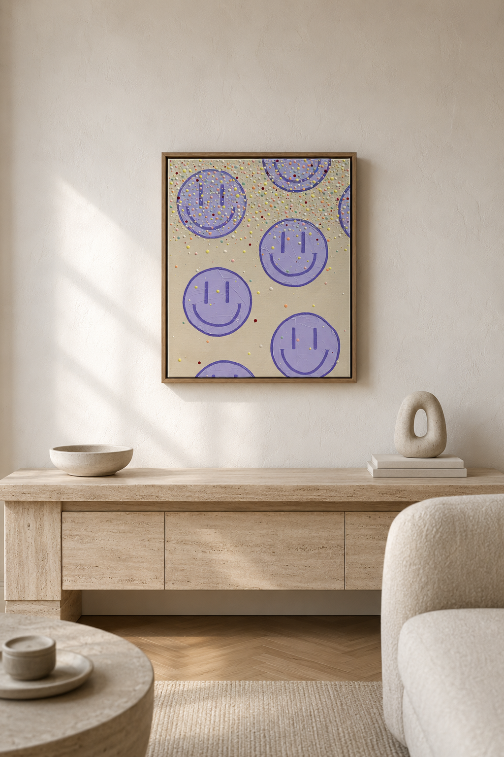 HAPPY #27 als 50 × 60 cm großes Originalkunstwerk mit fliederfarbenen Happy-Faces und bunten Konfettipunkten in einem hellen, modernen Wohnraum.