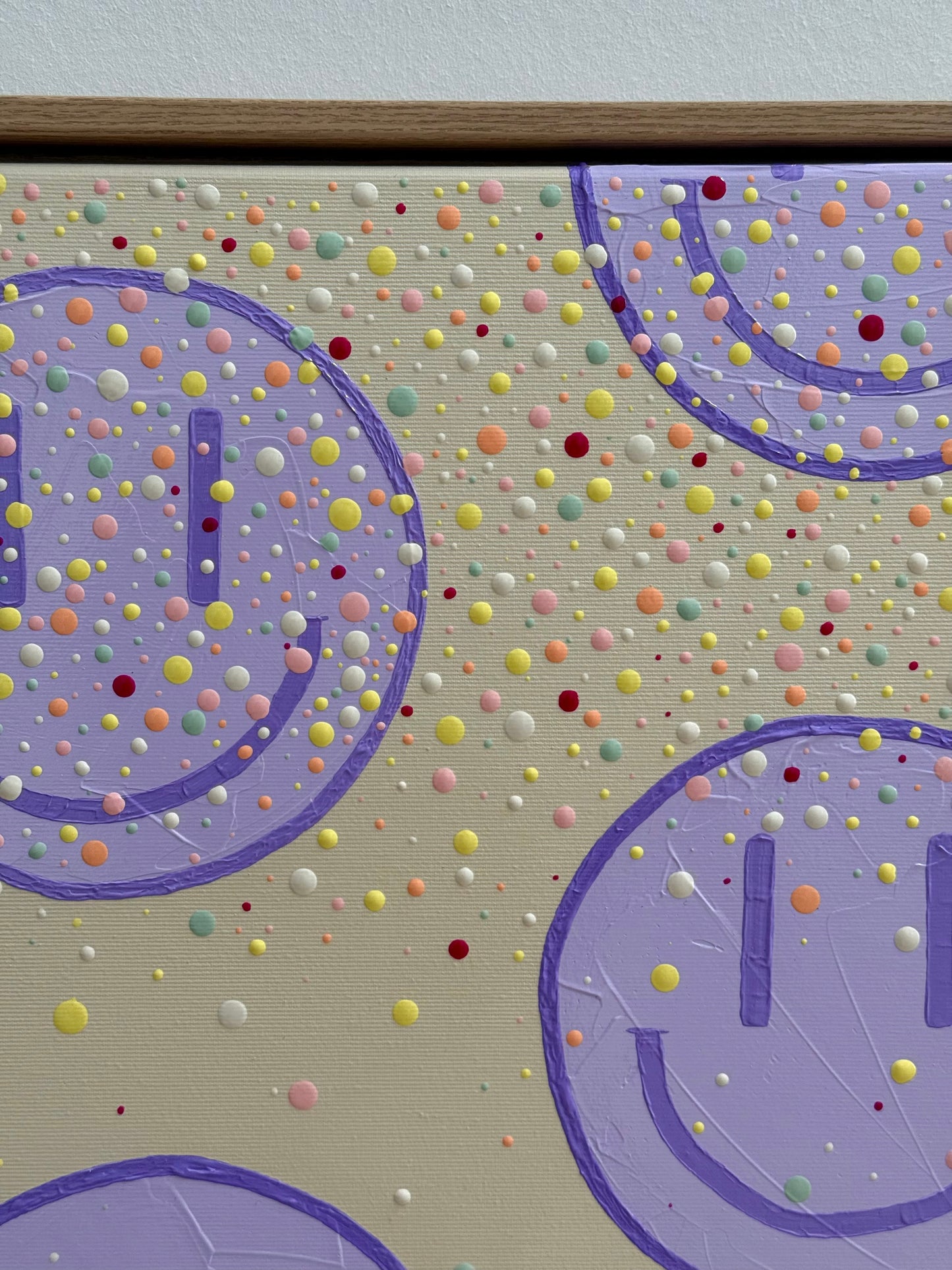 Detailaufnahme von HAPPY #27 mit erhabenen Farbpunkten aus Acrylfarbe, angeschnittenen fliederfarbenen Happy-Faces und Schattenfugenrahmen aus Eiche Natur.
