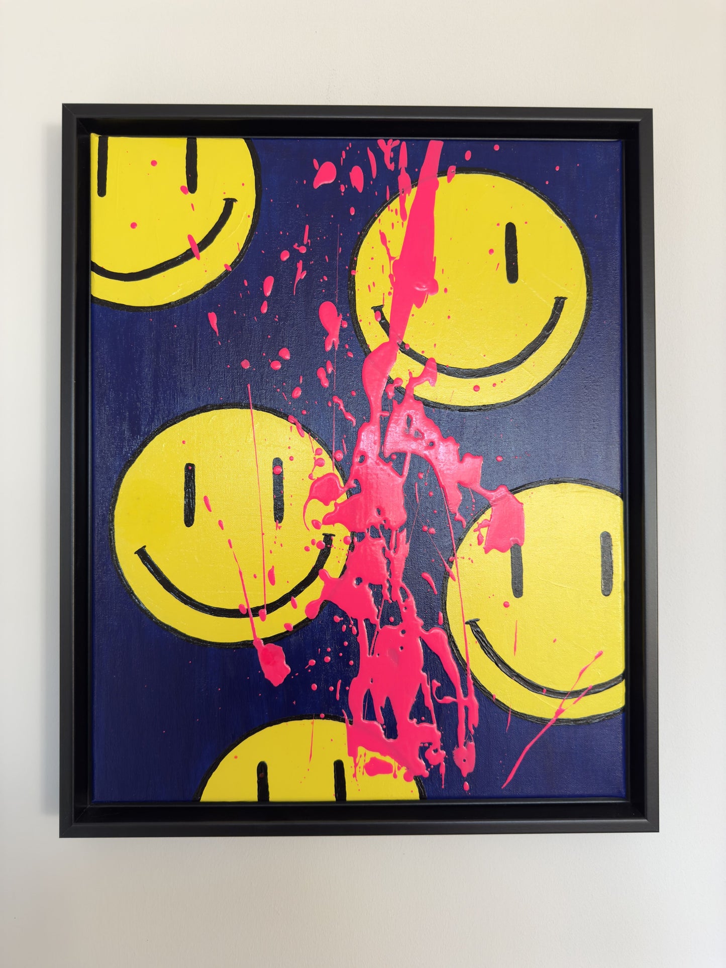 Leuchtende gelbe Smileys treffen auf tiefblauen Hintergrund akzentuiert mit dynamischen neonpinken Farbspritzern