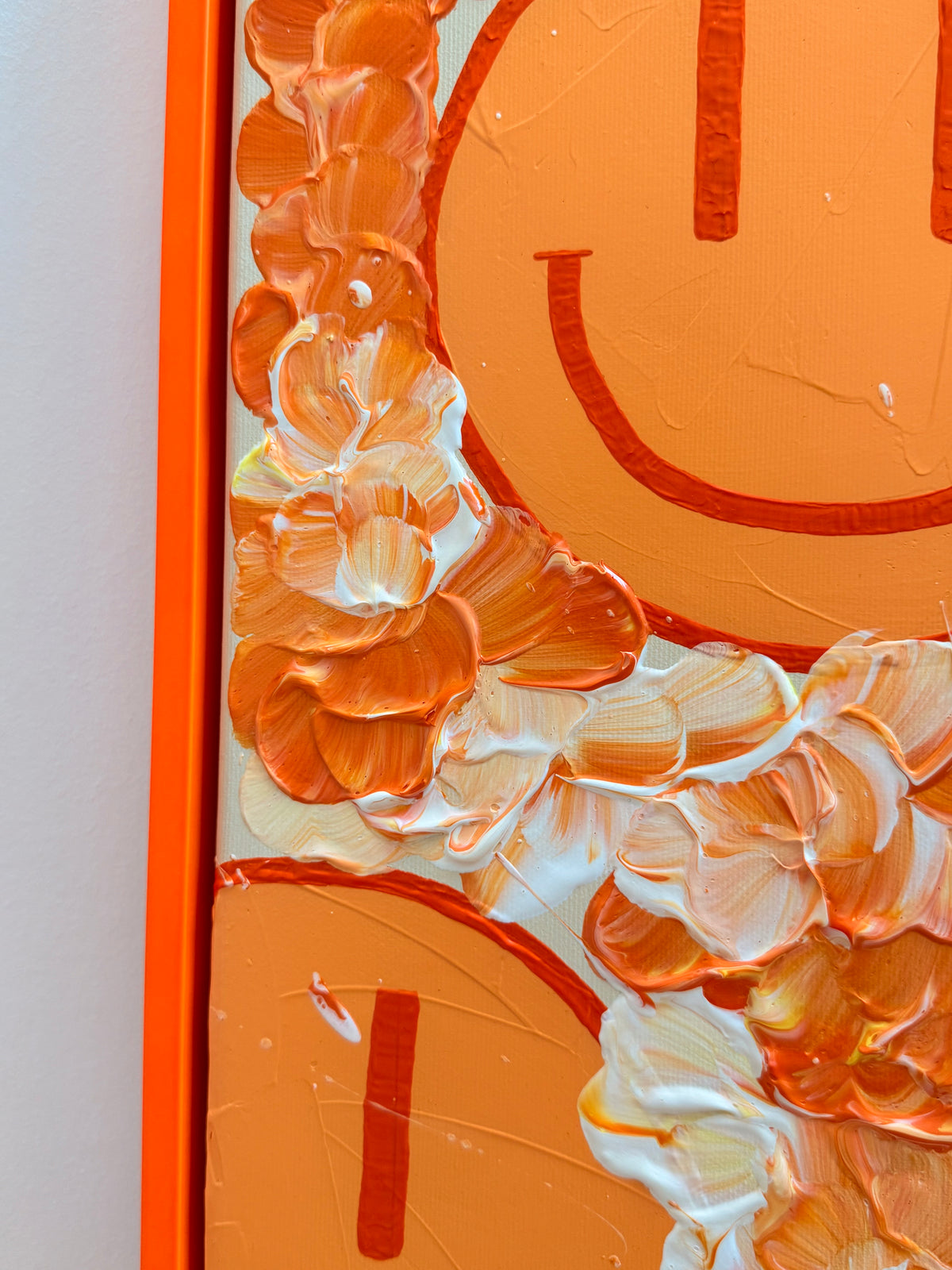 Detail von HAPPY #30 mit orangefarbenem Lächeln und angrenzender Blütenstruktur aus Acryl und Gel Medium, mit feinen Rillen und erhabenen Farbrändern.