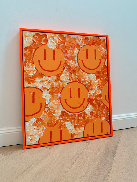 HAPPY #30 – FLORALS infused, Acrylbild mit pastellorangefarbenen Happy Faces und plastischen Blüten in Mandarinenorange und Creme, gerahmt in Orange.