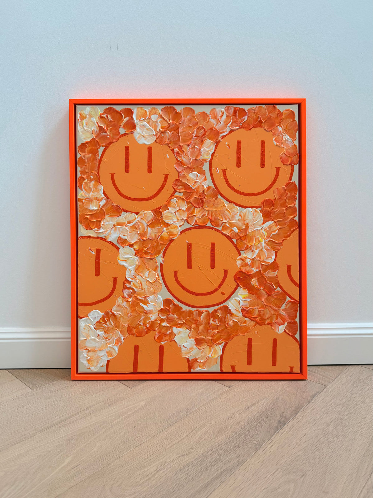 Frontansicht von HAPPY #30 – FLORALS infused, 50 × 60 cm, mit Happy Faces zwischen Blütenformen in Orange und Creme.