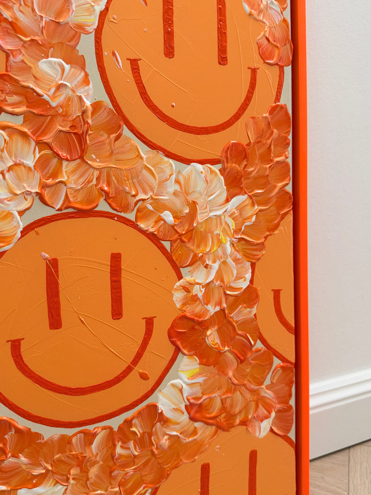 Detail der rechten Bildhälfte von HAPPY #30 mit Happy Faces, dicht angeordneten Blütenformen und orangefarbenem Rahmen in seitlicher Ansicht.