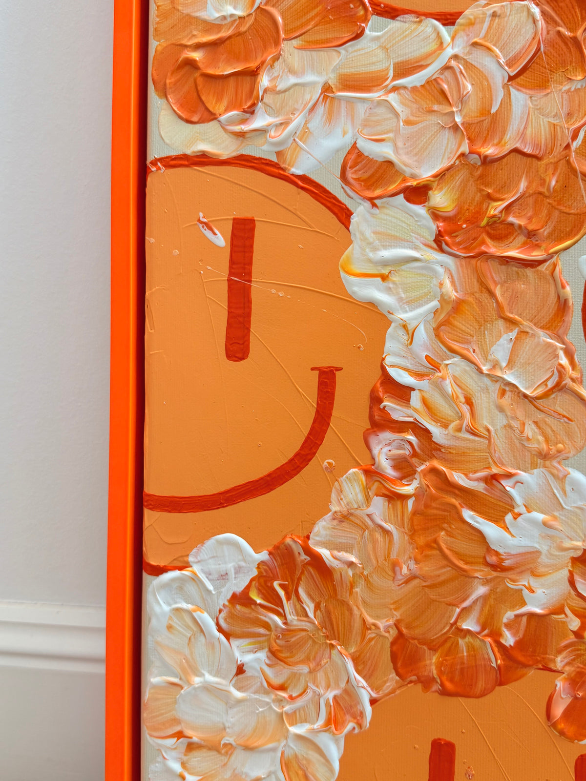 Linker Bildrand von HAPPY #30 mit angeschnittenem pastellorangefarbenem Happy Face und übereinanderliegenden Blütenformen in Mandarinenorange und Creme.