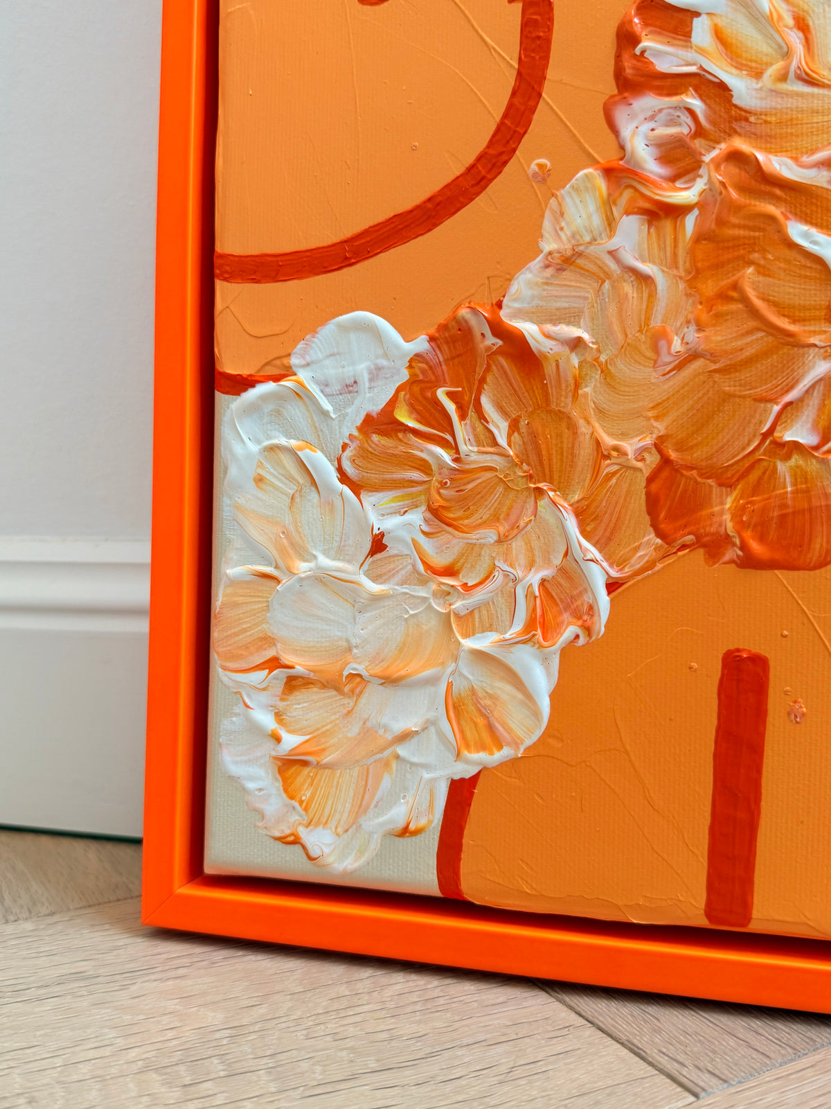 Untere linke Ecke von HAPPY #30 mit plastischen cremefarbenen und orangefarbenen Blüten, angeschnittenen Happy Faces und orangefarbenem Schattenfugenrahmen.