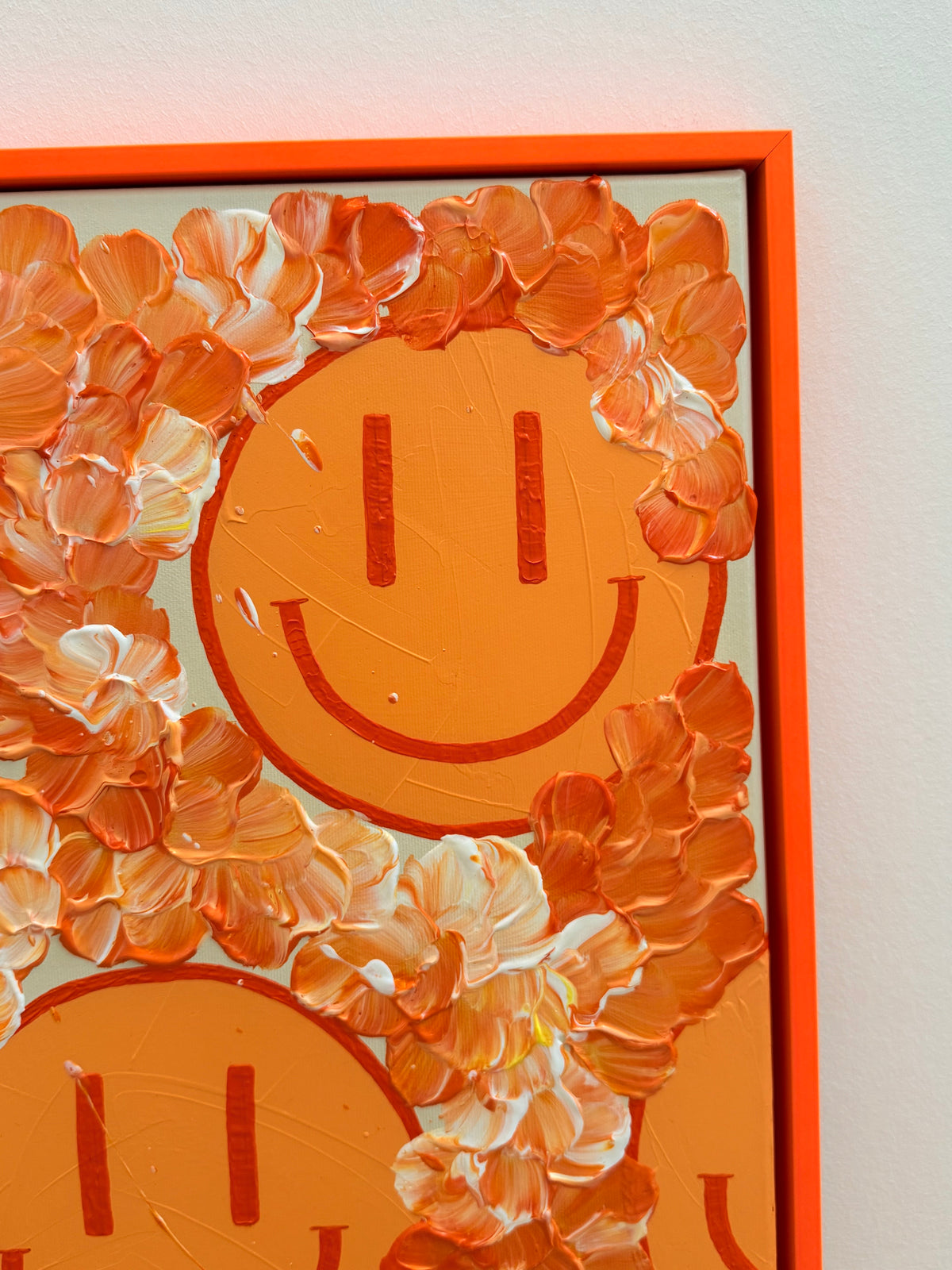 Oberer rechter Bildbereich von HAPPY #30 mit einem Happy Face, dessen Kontur teilweise von plastischen orangefarbenen und cremefarbenen Blüten überlagert wird.