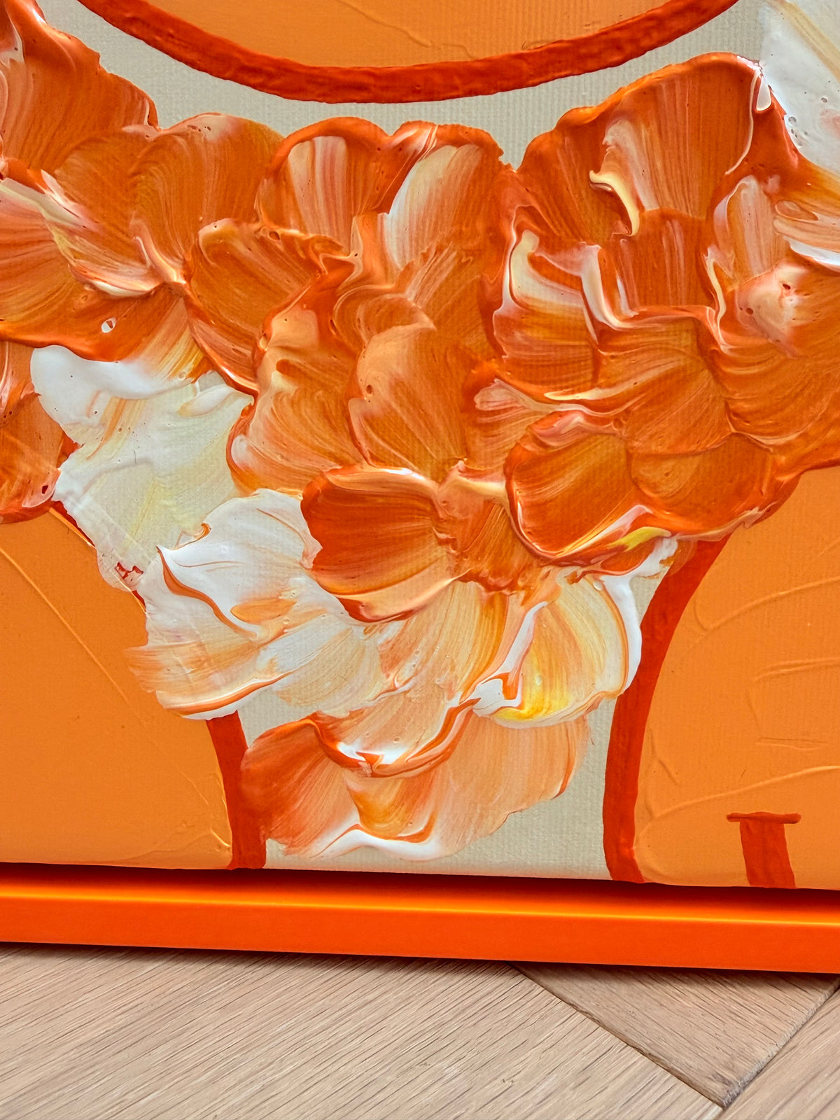 Unterer Bildbereich von HAPPY #30 mit dicht geschichteten Blüten in Mandarinenorange und Creme zwischen angeschnittenen Happy Faces oberhalb des orangefarbenen Rahmens.