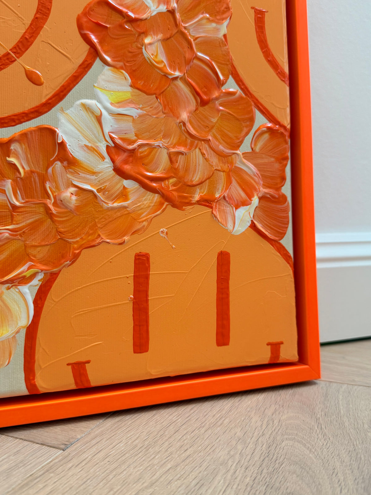 Untere rechte Ecke von HAPPY #30 mit angeschnittenem pastellorangefarbenem Happy Face, darüberliegenden Blüten und orangefarbenem Schattenfugenrahmen.