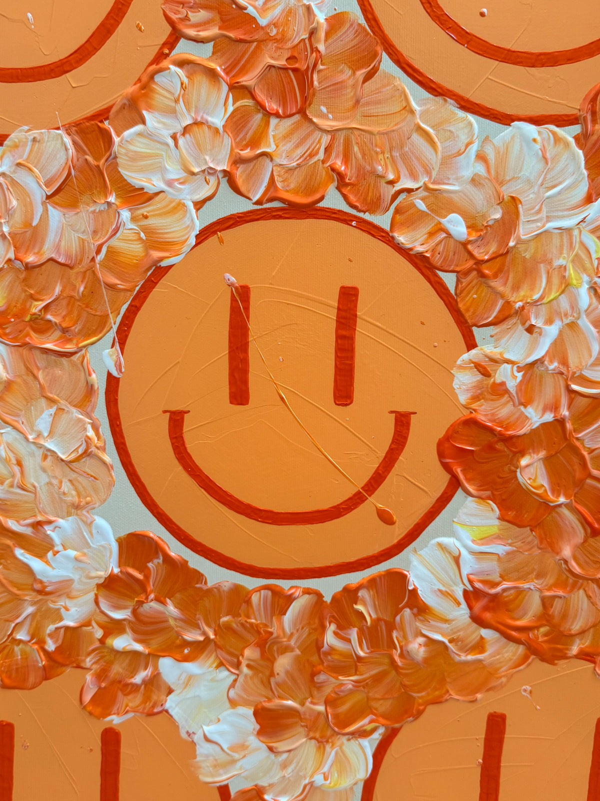 Nahaufnahme des mittleren Happy Face in HAPPY #30, umgeben von geschwungenen Blütenformen mit orangefarbenen und cremefarbenen Farbschichten.