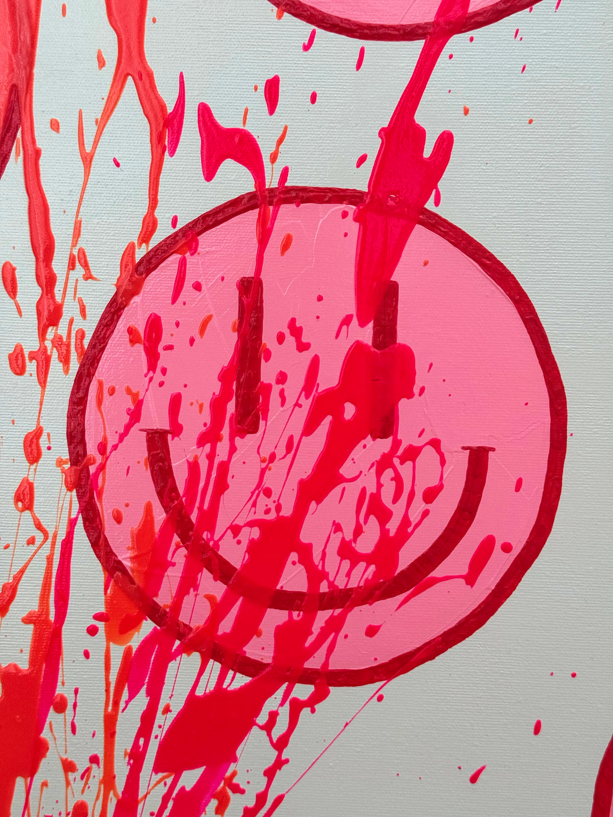 Nahaufnahme eines pinken Happy Face in HAPPY #32 mit kirschroten Konturen, überlagernden neonpinken Farbbahnen und kleinen orangefarbenen Sprenkeln.