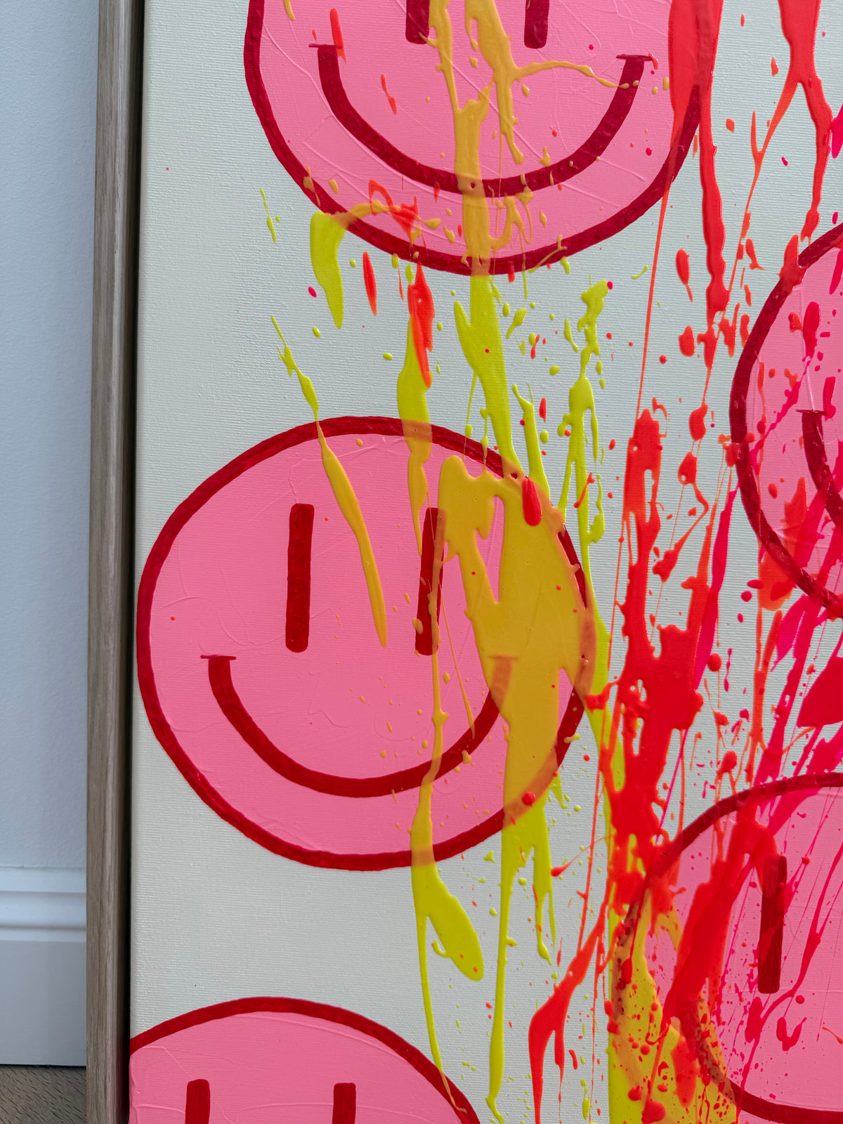 Linke Bildhälfte von HAPPY #32 mit pinken Happy Faces, kirschroten Gesichtszügen und plastischen zitronengelben Farbspuren neben leuchtendem Neonorange.