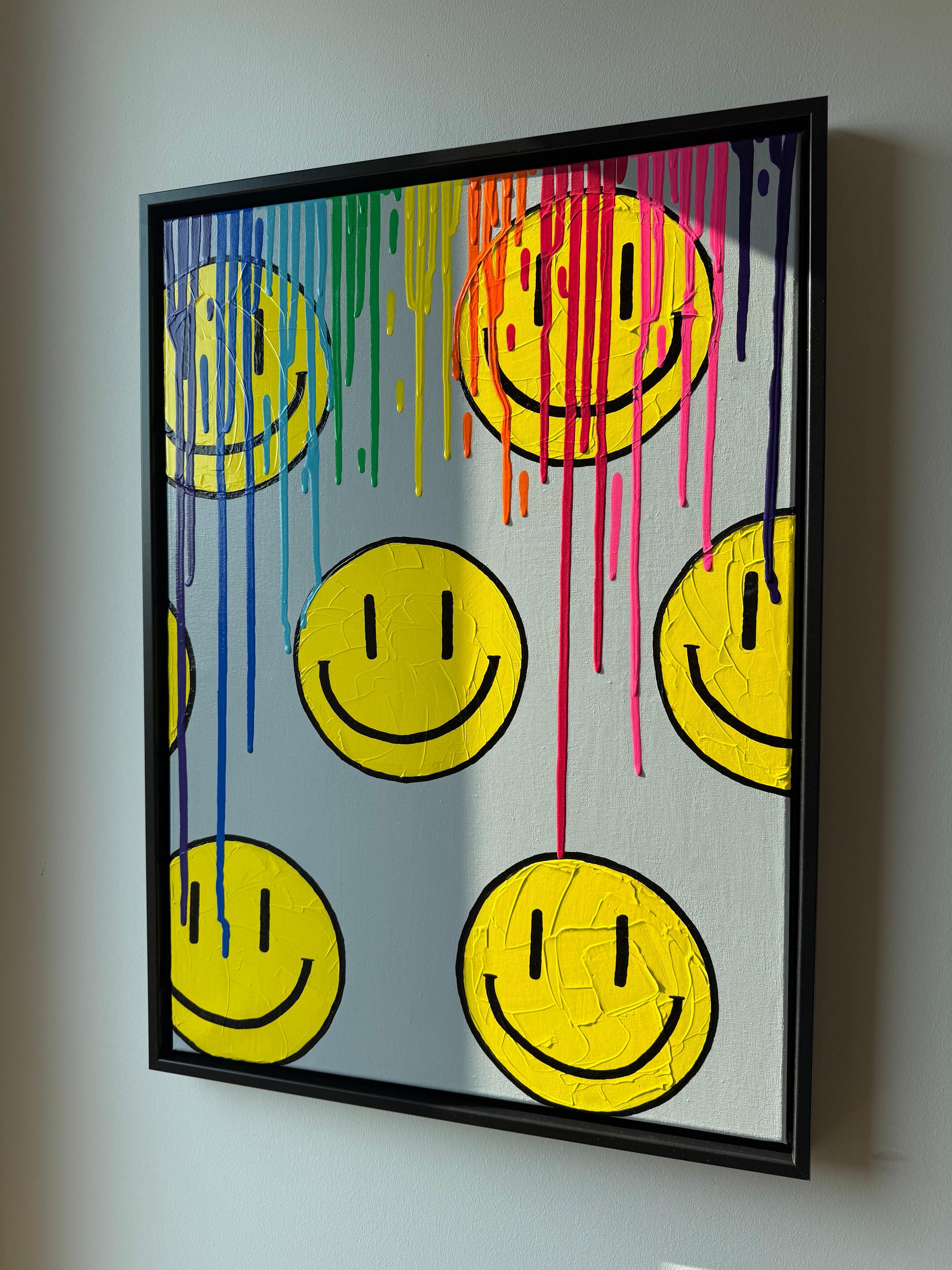Modernes Happy Face Acrylbild mit Regenbogenfarben im Sonnenlicht, strukturierte Oberfläche und glänzendes Finish, abstrakte Wandkunst für Wohnzimmer oder Flur
