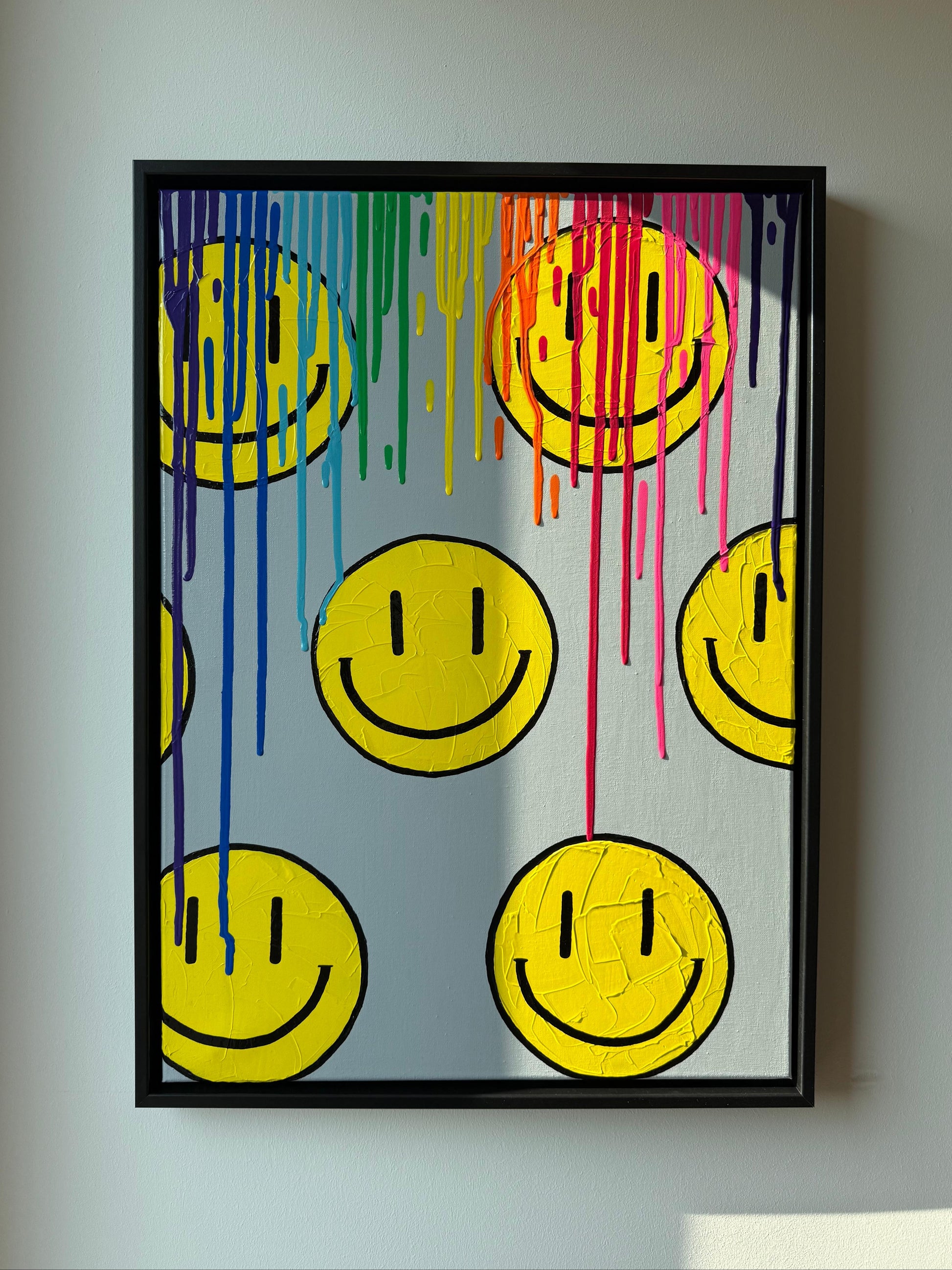 Abstraktes Pop Art Acrylbild mit Regenbogenfarben und Farbverlauf, HAPPY #6 an heller Wand im modernen Interior, bunte Wandkunst mit Dopamine Decor Vibe