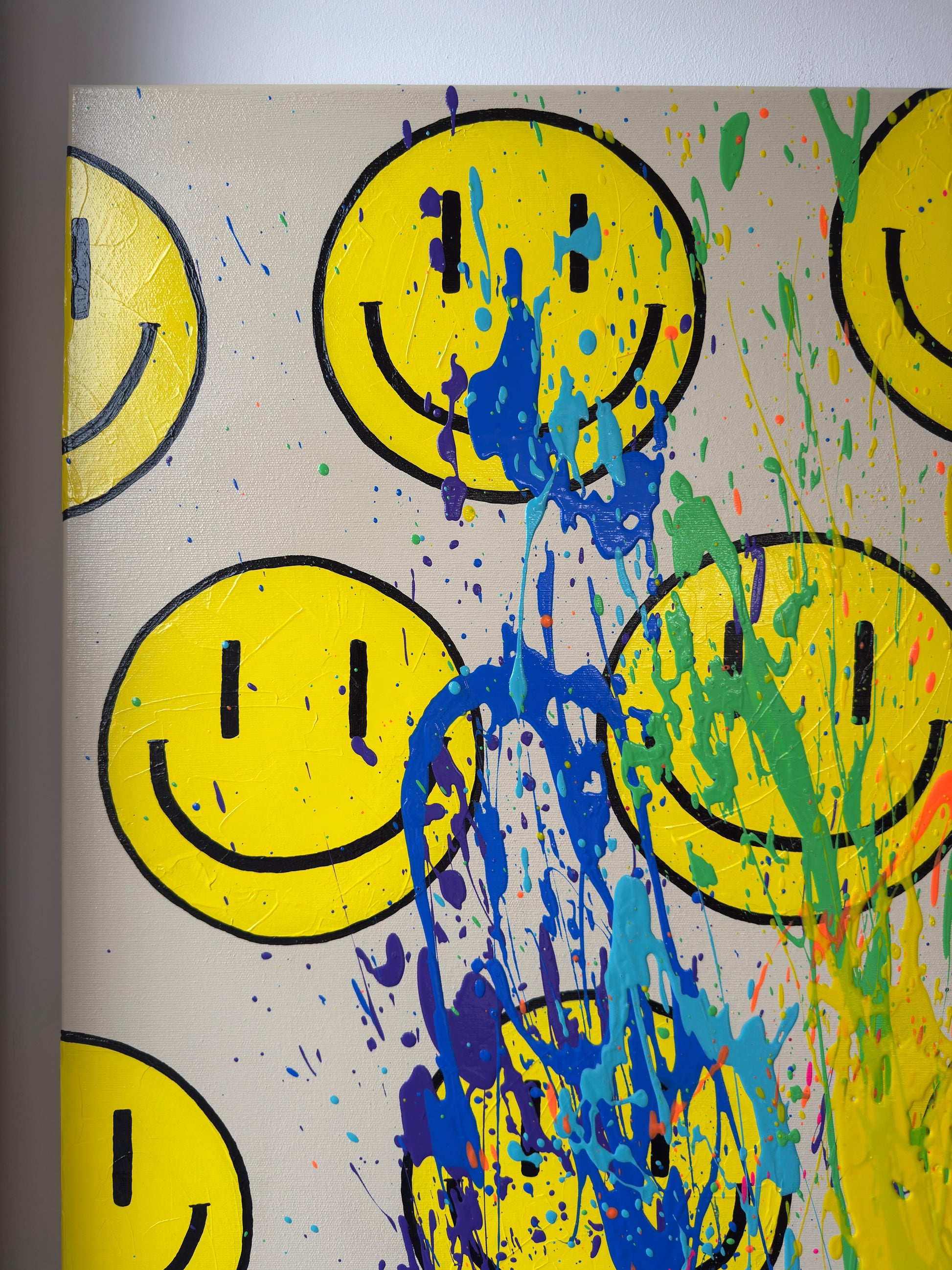 Detailansicht Happy-Face Acrylbild mit blauen und grünen Farbspritzern, strukturreiche Oberfläche und lebendige Farbverläufe