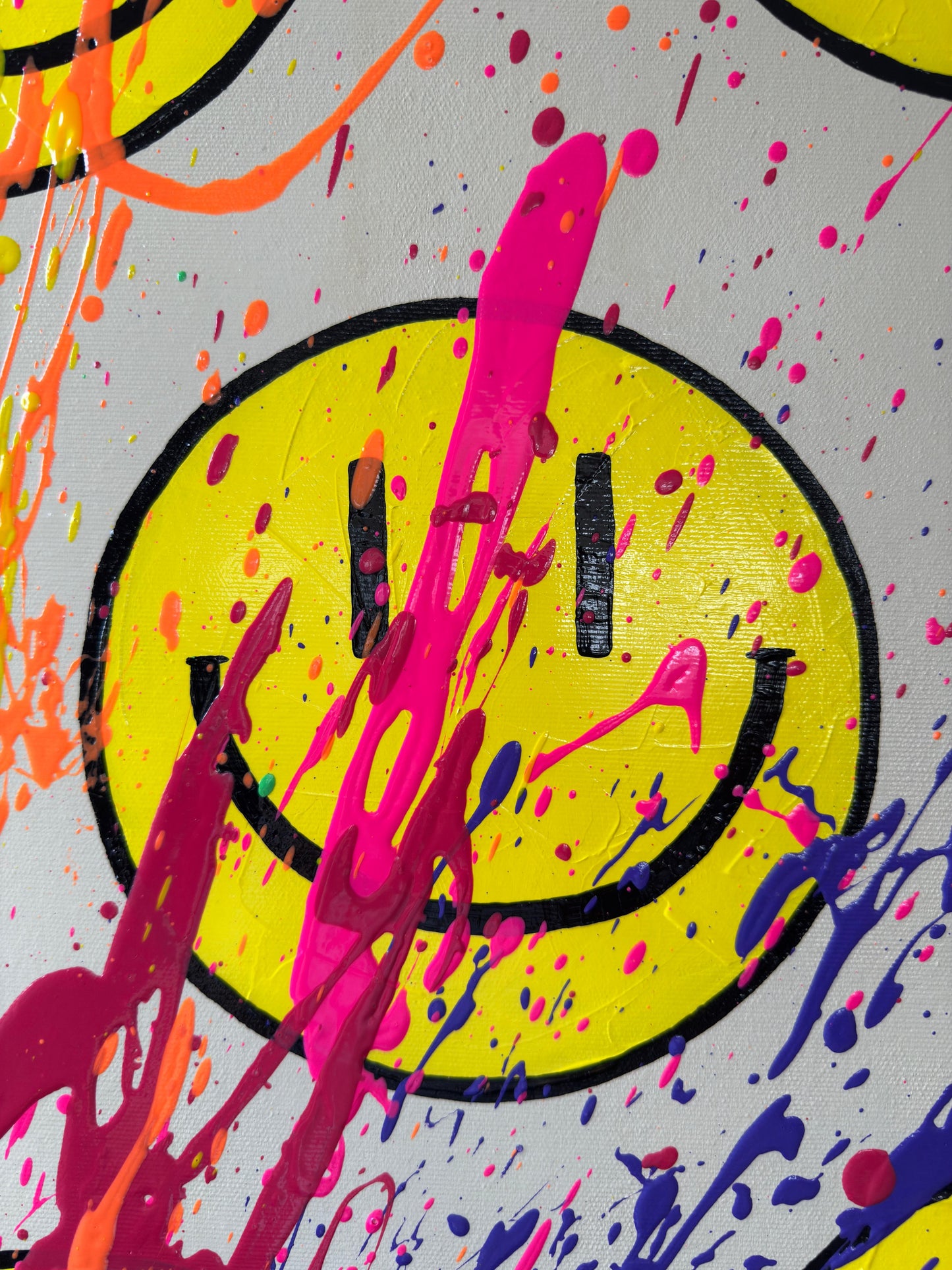 Gelber Happy-Face mit pinkem Farblauf und bunten Spritzern, abstrakte Kunst mit Textur und dynamischer Farbbewegung