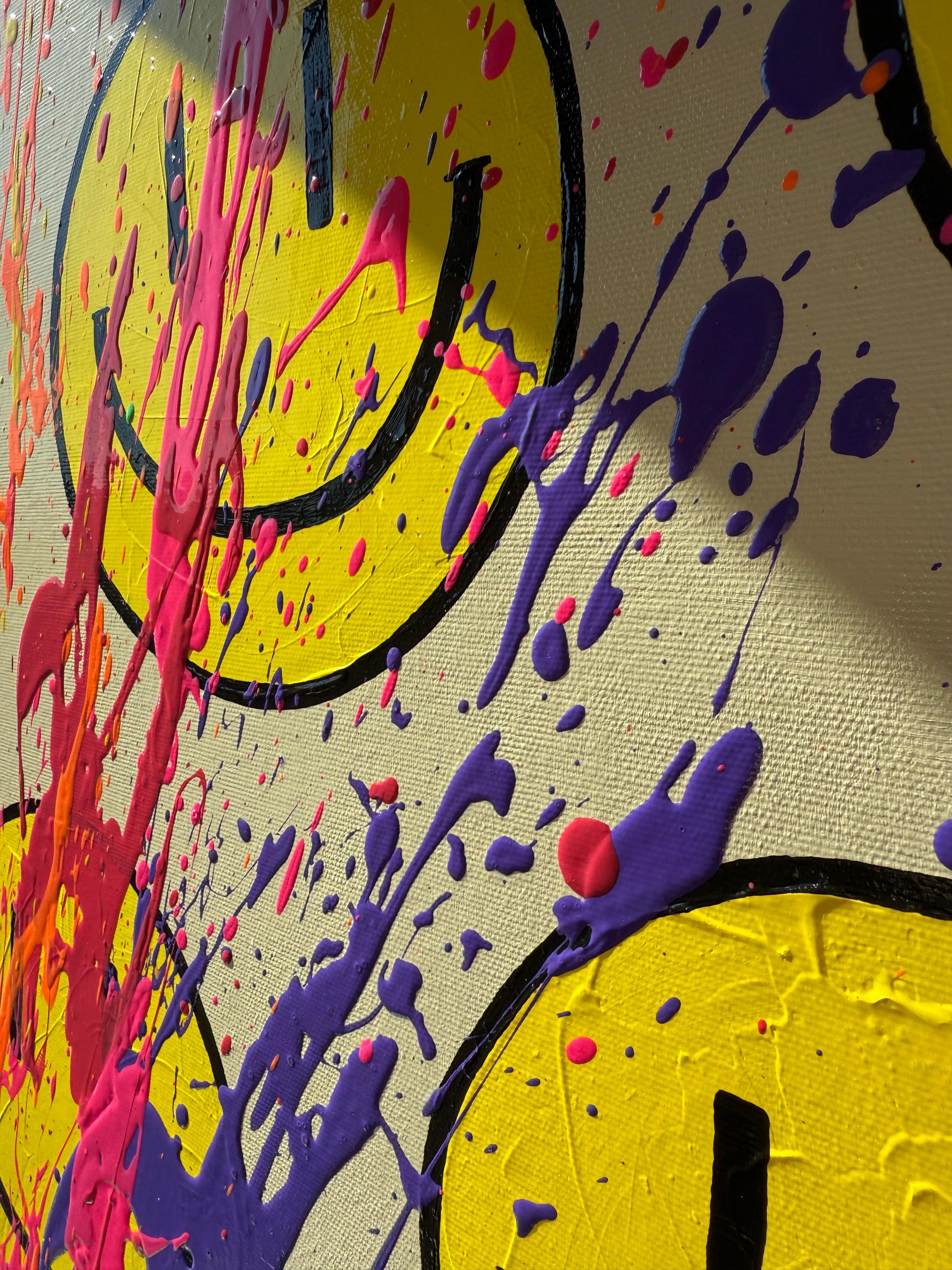Violette Farbspritzer auf Leinwand mit Happy-Face-Elementen, strukturreiches Acrylbild mit haptischer Oberfläche