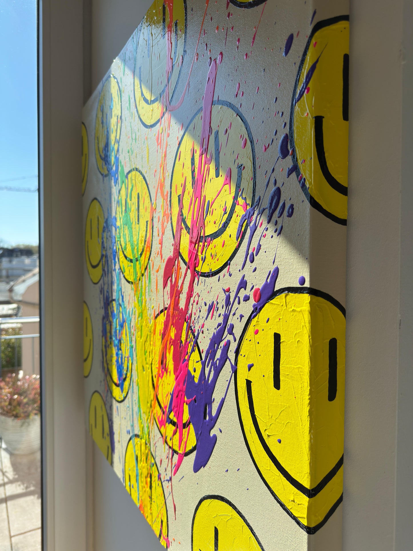 Seitliche Ansicht abstraktes Pop Art Acrylbild mit Regenbogenfarben, sichtbare Leinwandtiefe und strukturierte Farbschichten