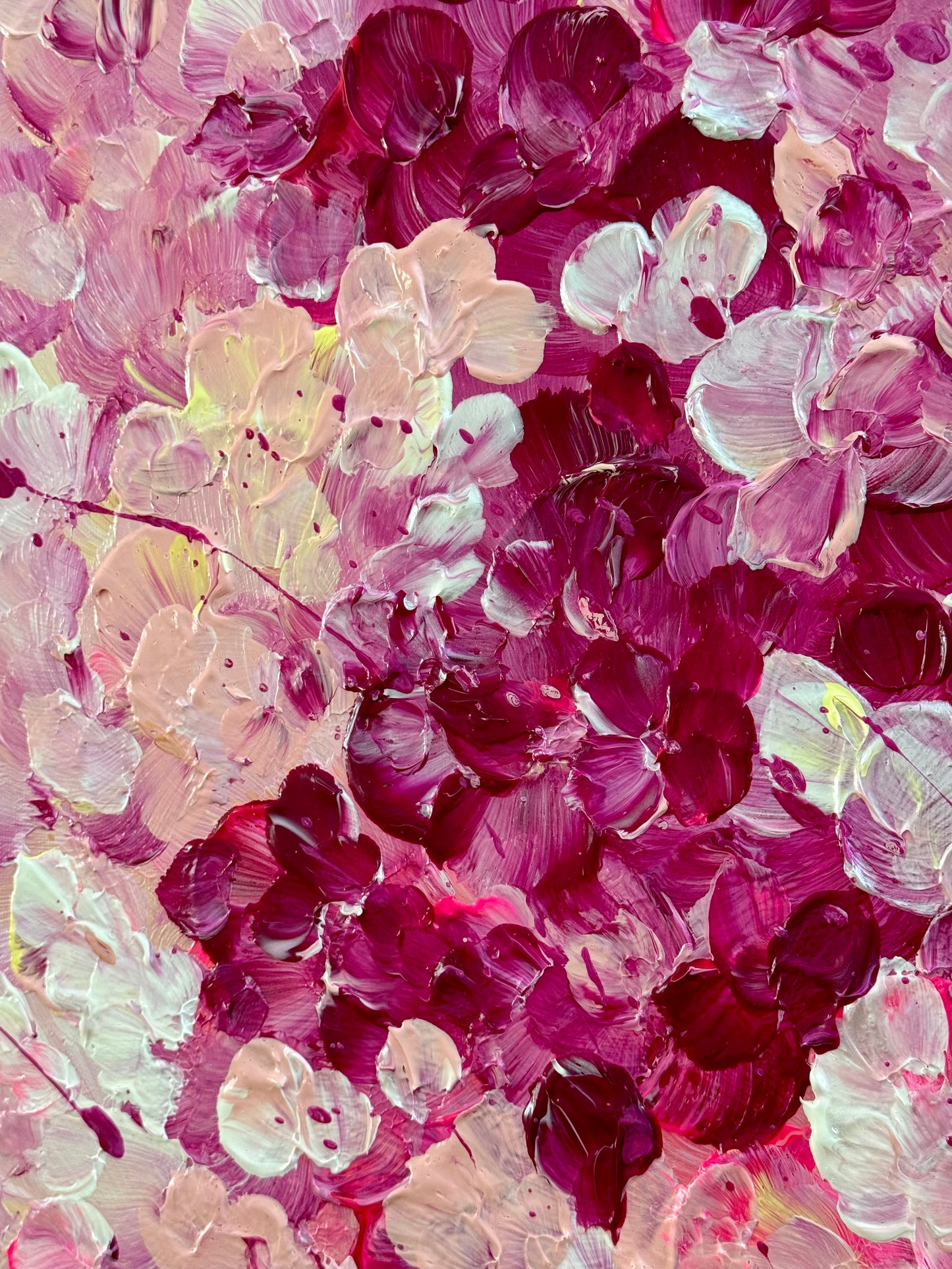Makrodetail von FLORALS #15 von Sophia Toschka, abstrakt-florales Acrylbild in Pink, Rosa, Bordeaux, Creme und irisierendem Weiß mit sichtbarer Textur, dynamischen Pinselstrukturen und moderner floraler Farbkomposition.