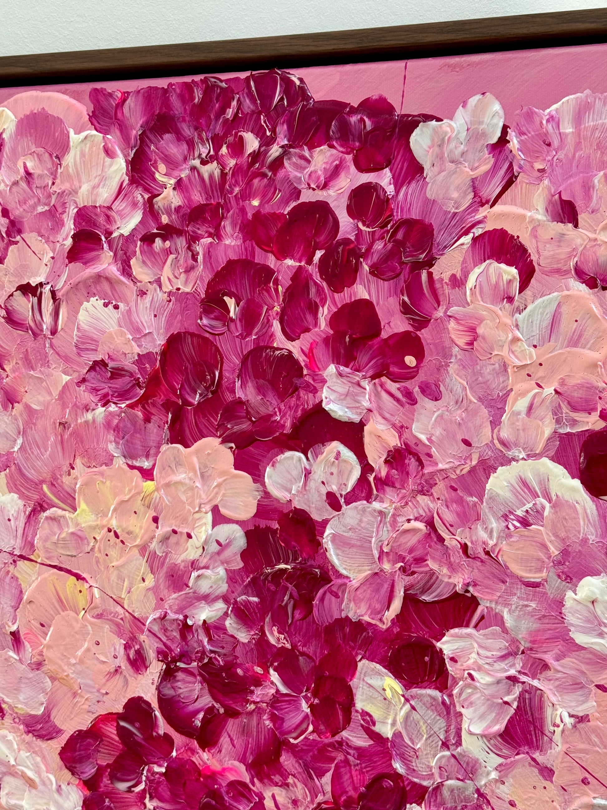 Detailaufnahme von FLORALS #15 von Sophia Toschka, abstrakt-florales Acrylbild in Rosa, Pink, Bordeaux, Creme und irisierendem Weiß mit sichtbarer Textur, ausdrucksstarken Pinselbewegungen und dunkelbraunem Schattenfugenrahmen.