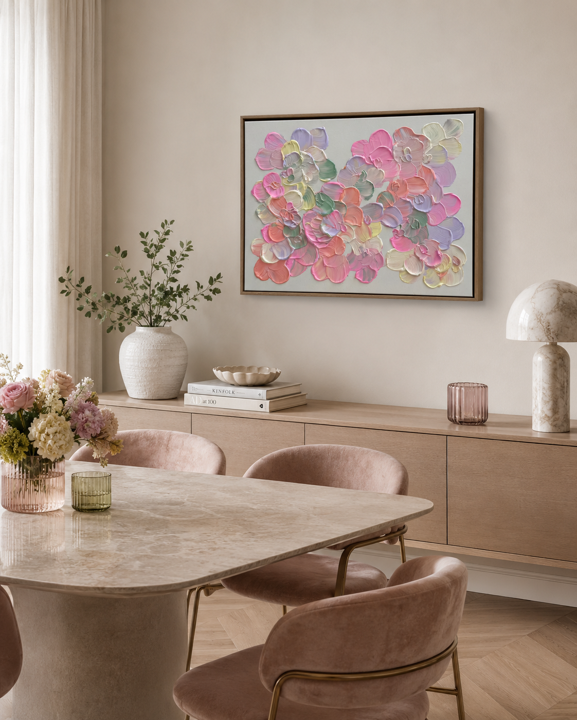 FLORALS #20 als Esszimmer-Mock-up: florales Acrylbild im Format 80 x 60 cm mit zarten Pastellfarben in Pink, Flieder, Salbei, Hellgelb und Apricot an einer hellen Wand über einem Sideboard in einem eleganten Esszimmer.