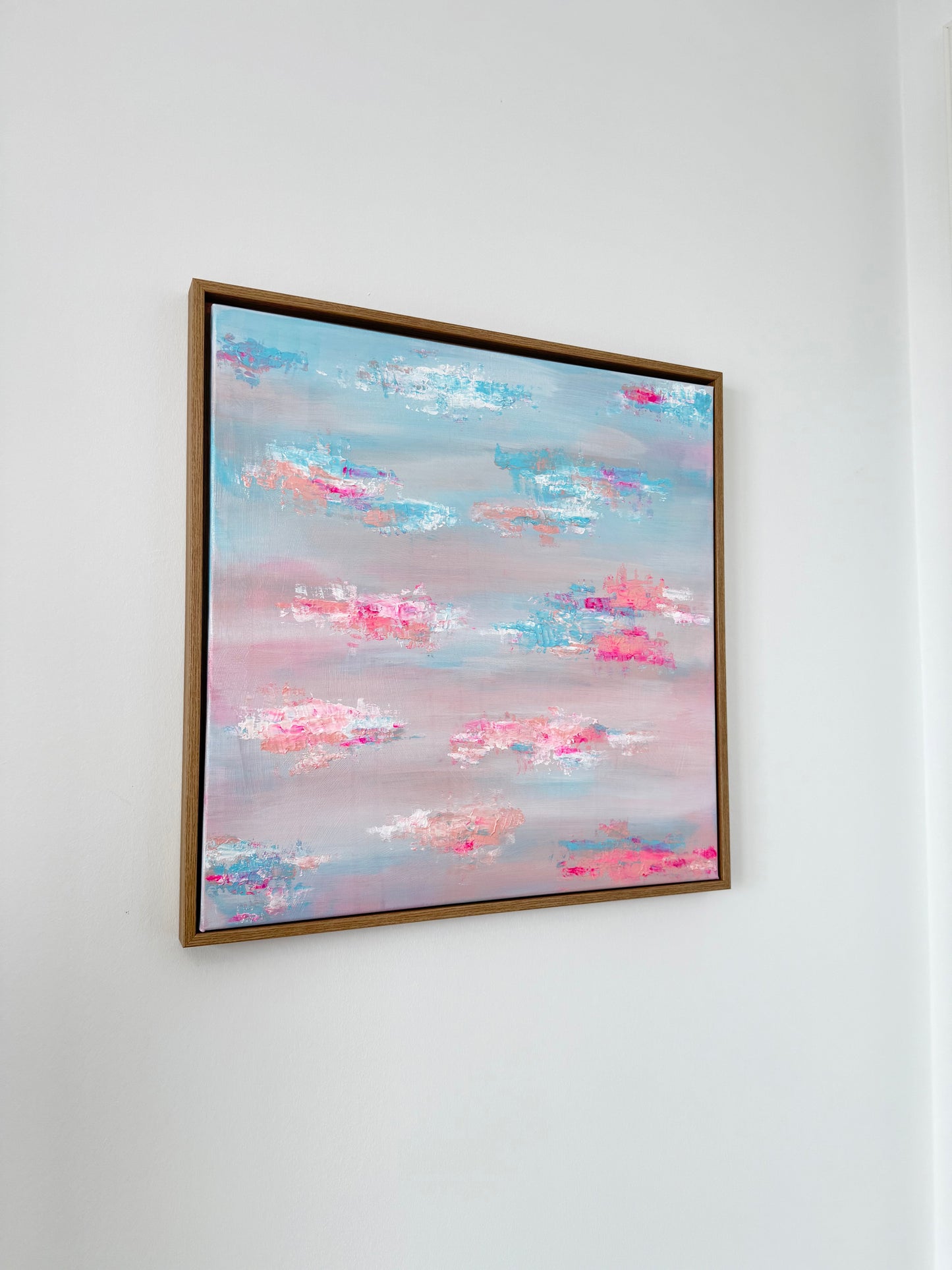 Quadratisches Pastell Acrylbild 60x60 cm mit Glanzfirnis, aufgehängt an weißer Wand