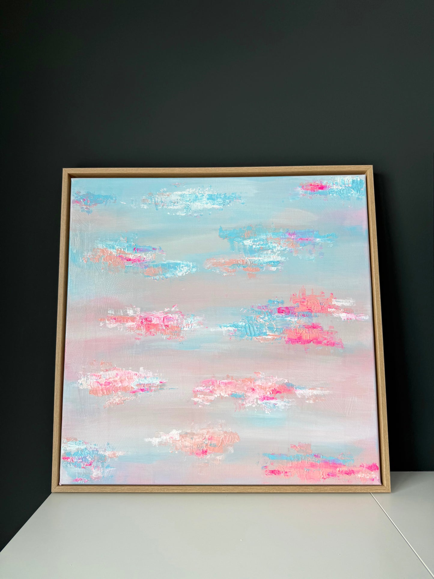 Abstrakte Wandkunst in Pastellfarben mit Glanzfirnis und Holzrahmen, quadratisches Kunstwerk 60x60 cm