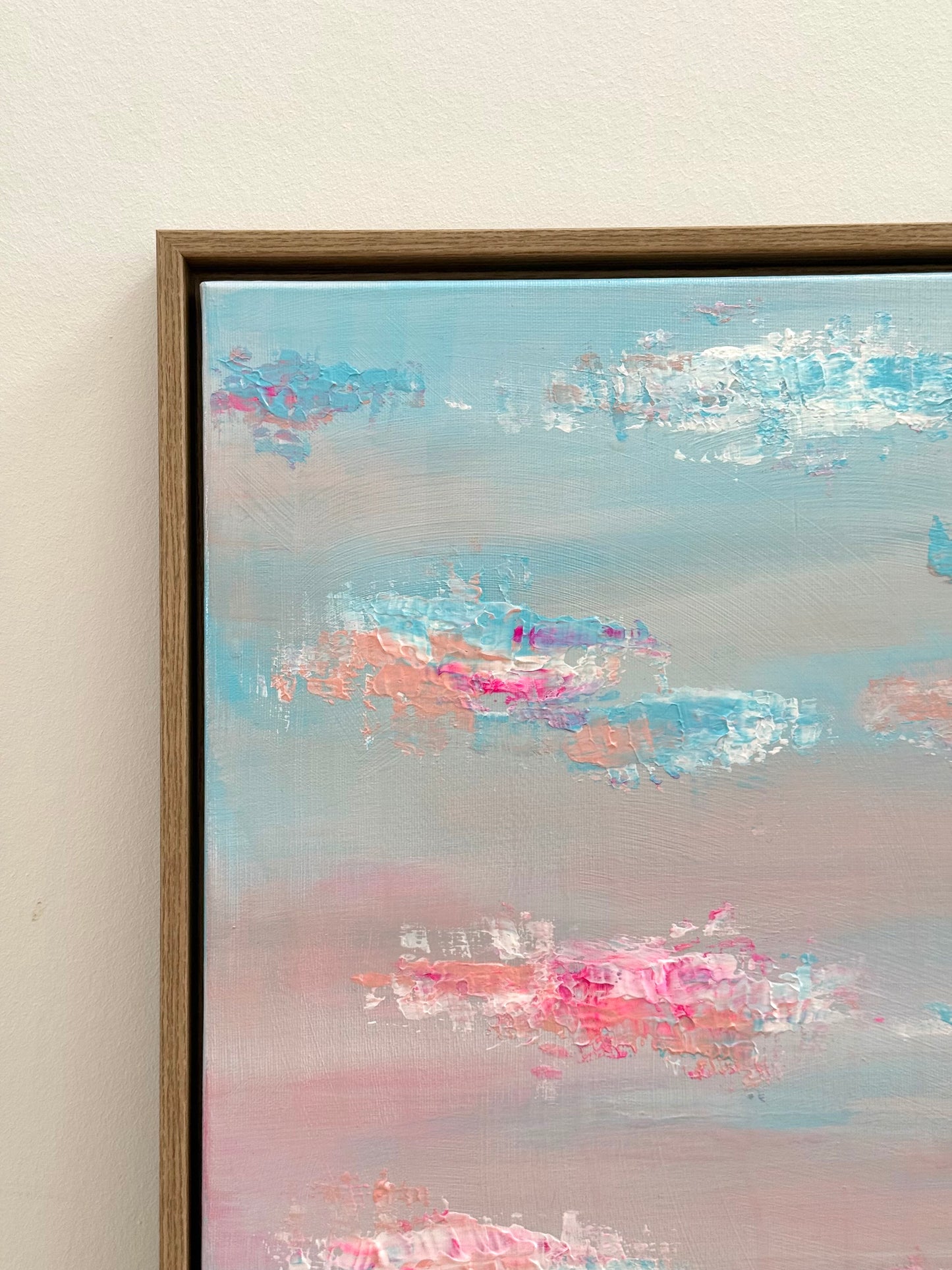 Nahaufnahme der Textur von PASTEL HORIZONS mit Acryl und Gel Medium, dezenter Glitter Effekt sichtbar