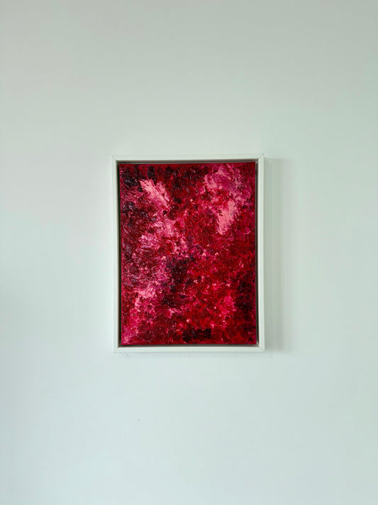 Abstraktes Mixed-Media-Acrylbild mit Rot-, Pink- und Burgundertönen, 30 × 40 cm, mit strukturierter Oberfläche und konservierten Rosenblättern, gerahmt in weißem Schattenfugenrahmen.