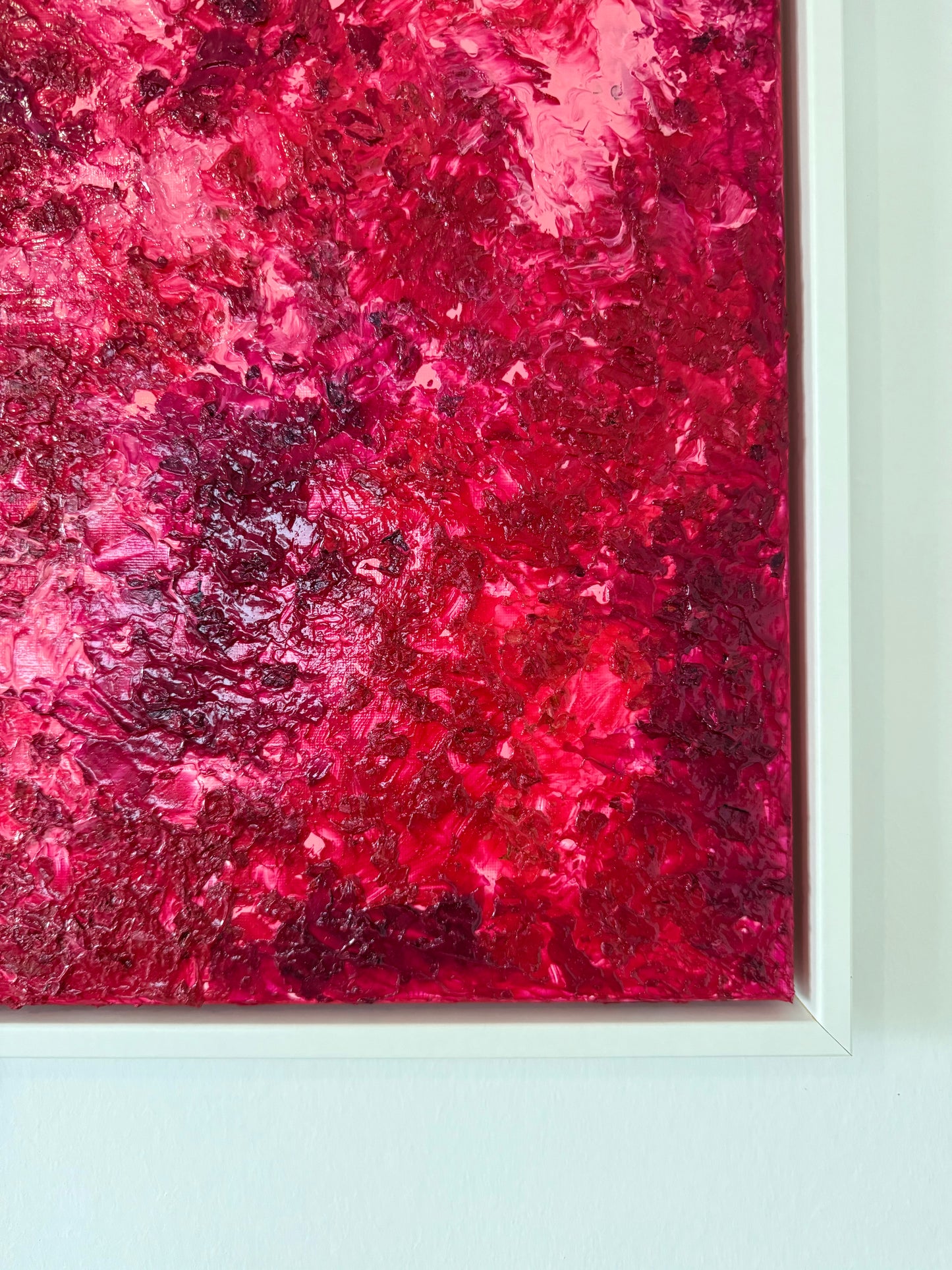 Ausschnitt der unteren rechten Bildkante eines kleinen abstrakten Kunstwerks mit kräftiger Farbwirkung, gezeigt im weißen Schattenfugenrahmen vor neutralem Hintergrund.