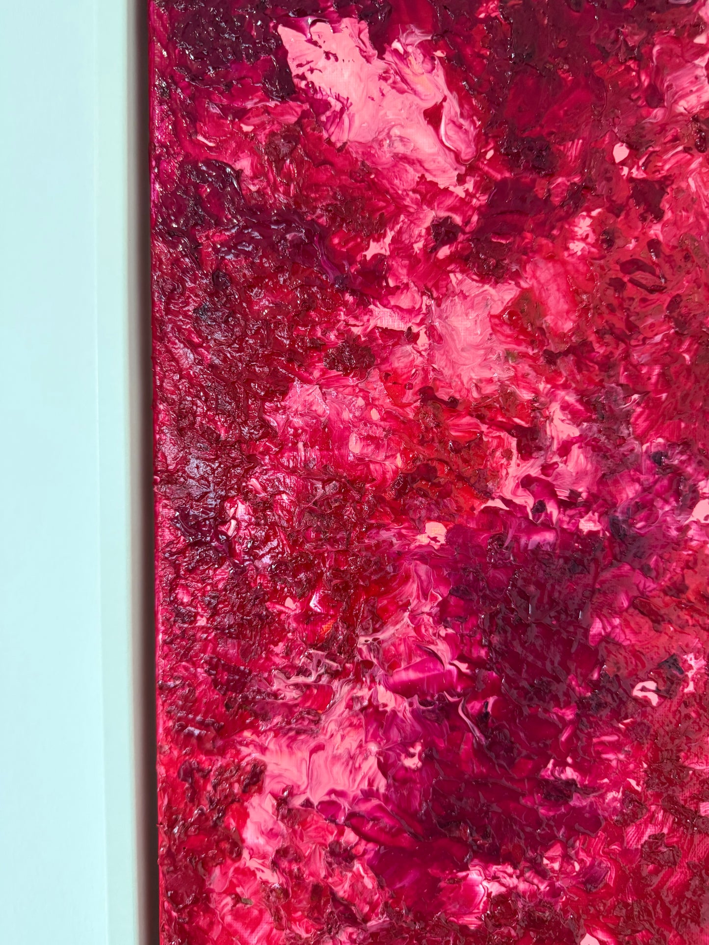 Nahansicht eines abstrakten Mixed-Media-Kunstwerks mit ausgeprägter Oberflächenstruktur und kräftiger Farbwirkung entlang der seitlichen Leinwandkante.