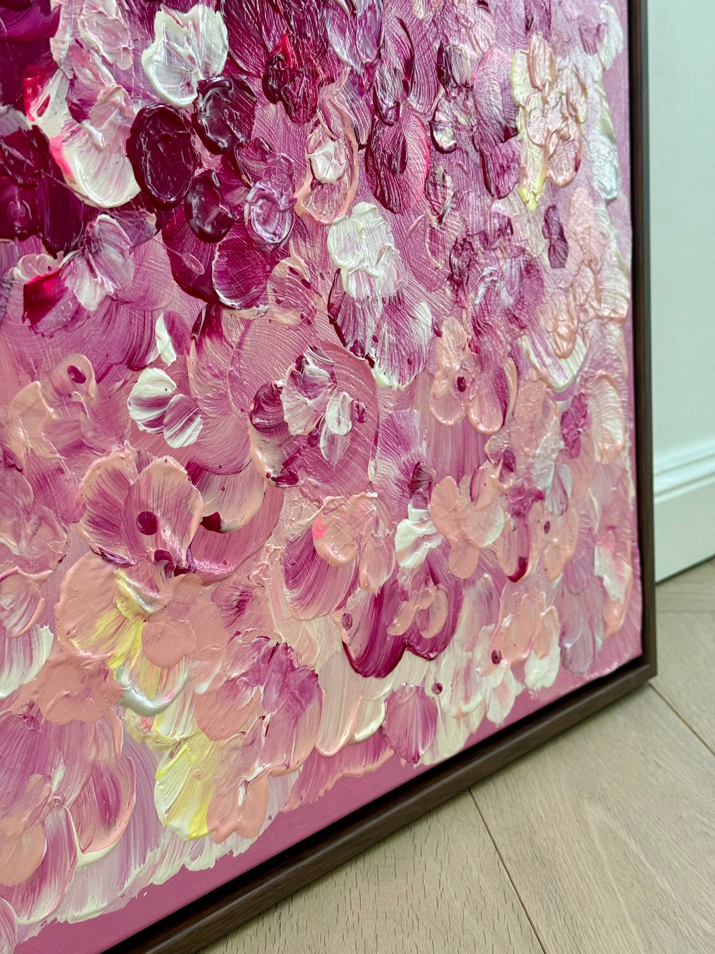 Seitliche Detailaufnahme von FLORALS #15 von Sophia Toschka, abstrakt-florales Acrylbild in Rosa, Pink, Bordeaux, Creme und irisierendem Weiß mit sichtbarer Textur, mehrschichtigen Farbaufträgen und dunkelbraunem Schattenfugenrahmen.