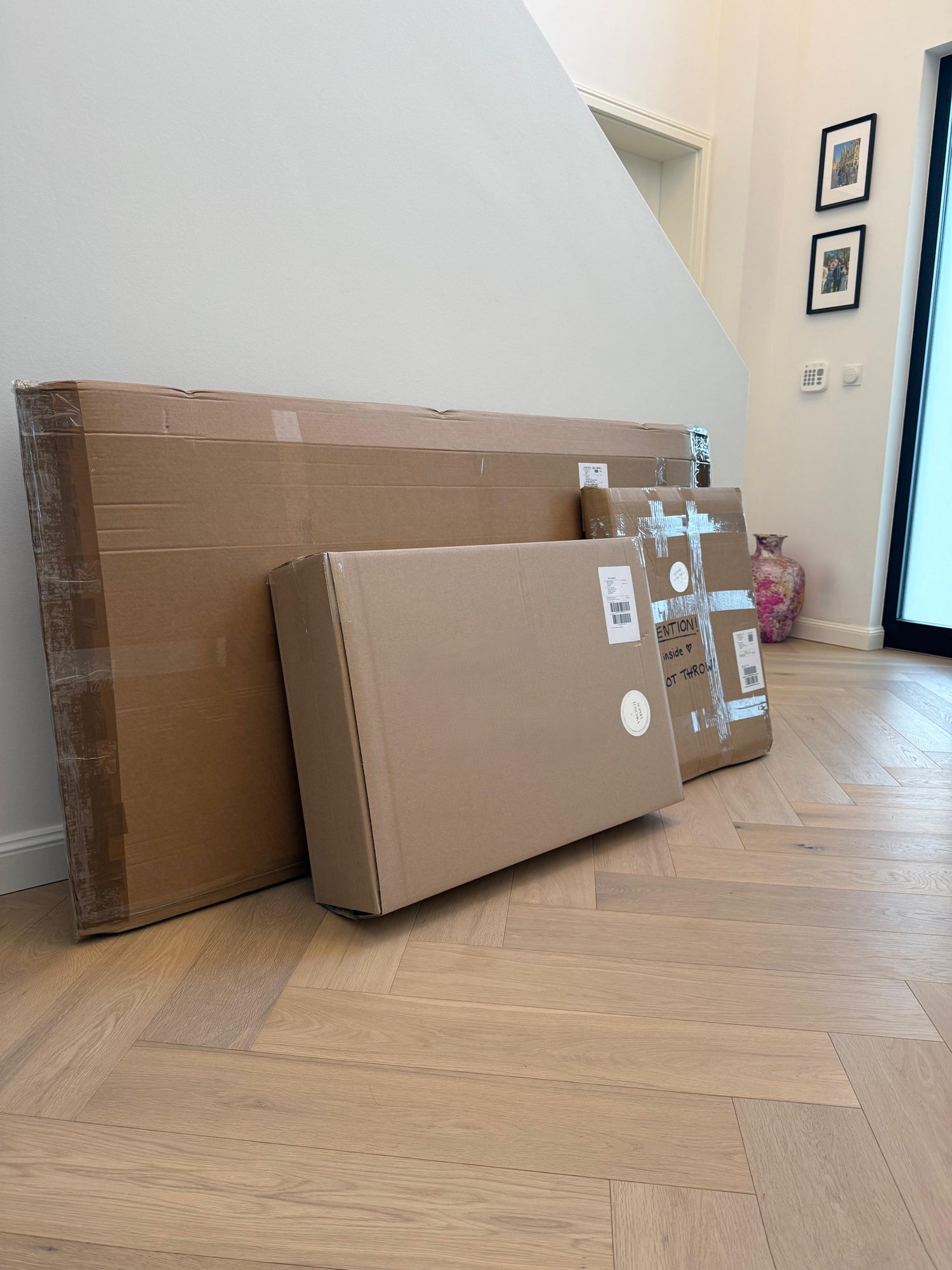Mehrere sorgfältig in stabilen Kartons verpackte Auftragskunstwerke, bereit für den sicheren Versand.