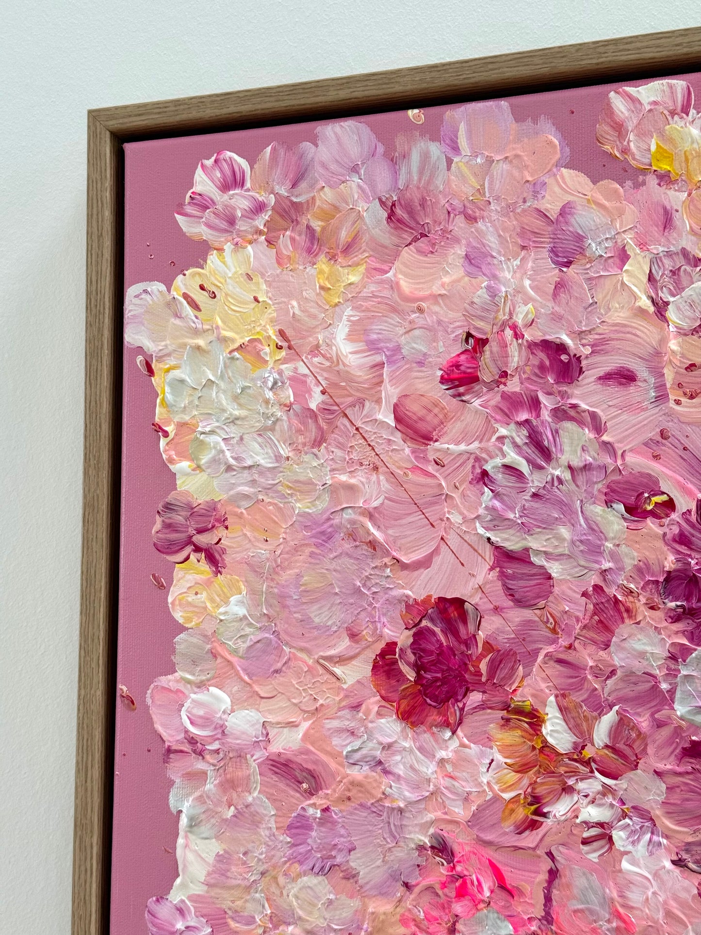 Eckansicht des Acrylbildes FLORALS #13 im Eichenrahmen, moderne Wandkunst, Acrylfarbe mit Schichten und Textur in Rosa, Creme und Gelb
