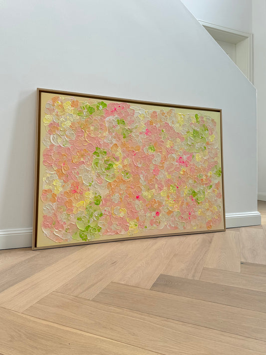 Schräge Gesamtansicht von FLORALS #22, einem floralen Acrylbild in Rosa, Apricot, Zitronengelb und Limettengrün im hellen Eichenrahmen.