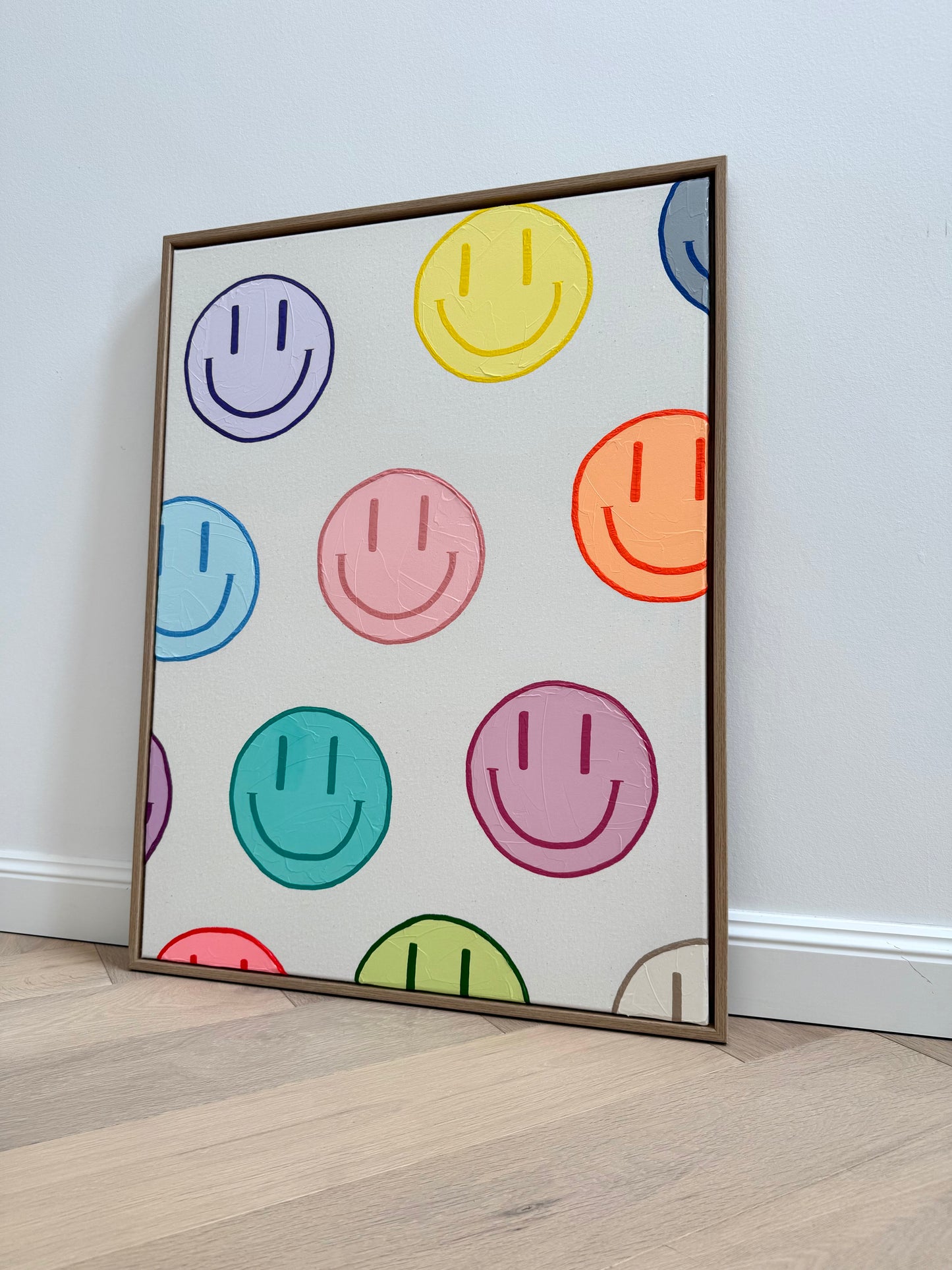 Gerahmtes Originalkunstwerk HAPPY #19 mit farbigen Happy-Faces auf Naturleinwand als moderne abstrakte Wandkunst.